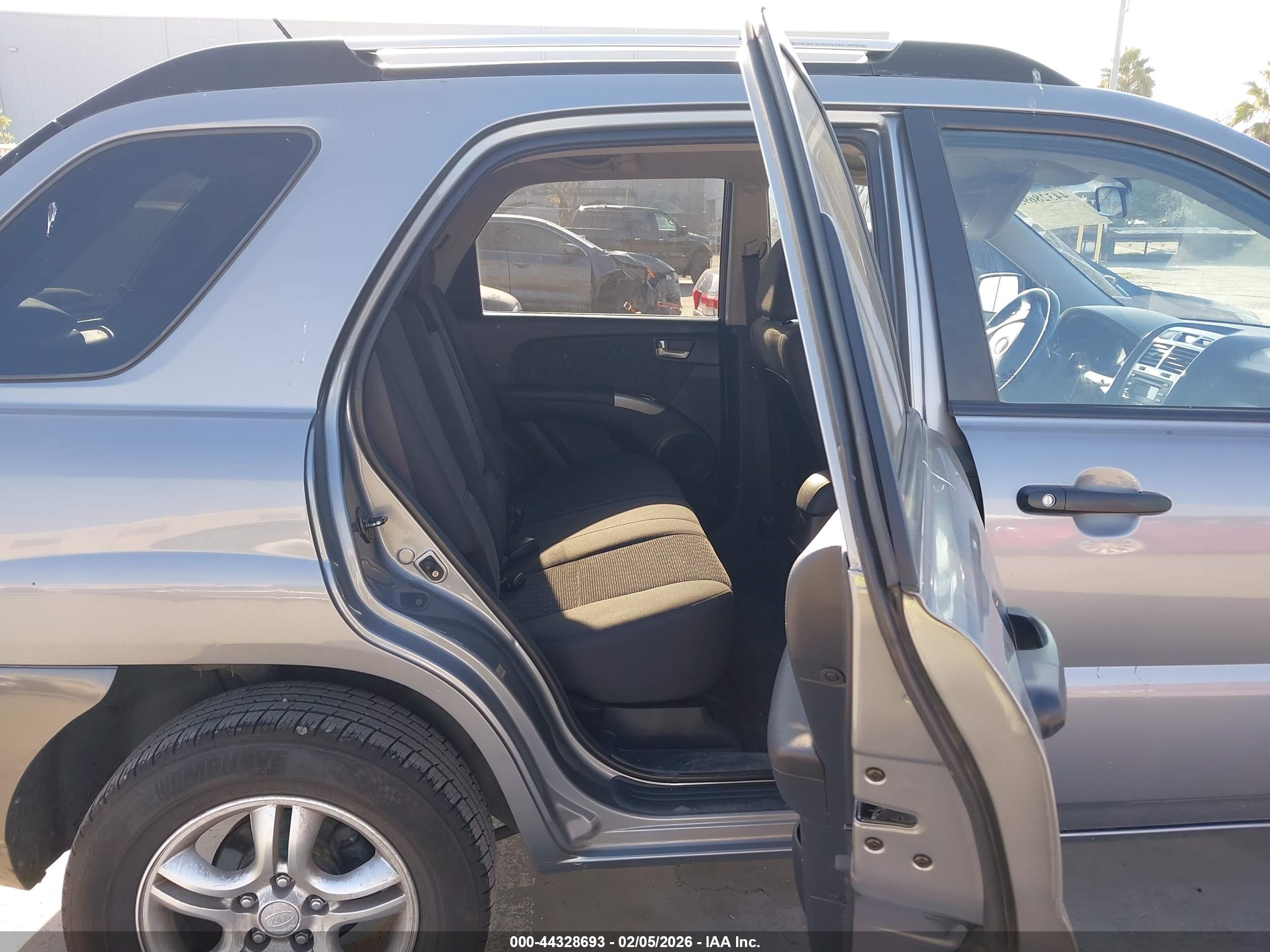 KIA SPORTAGE image 8