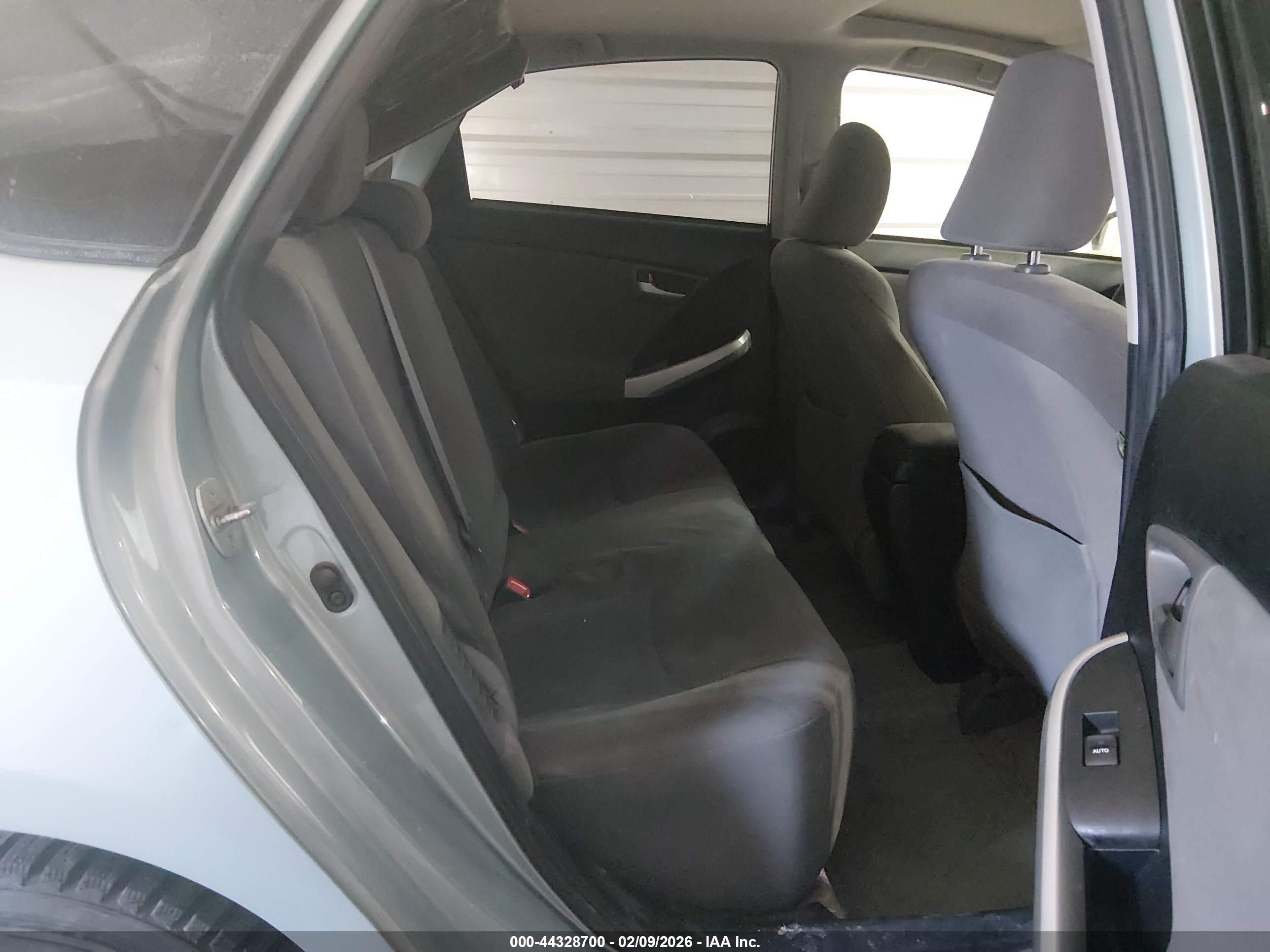 TOYOTA PRIUS image 8