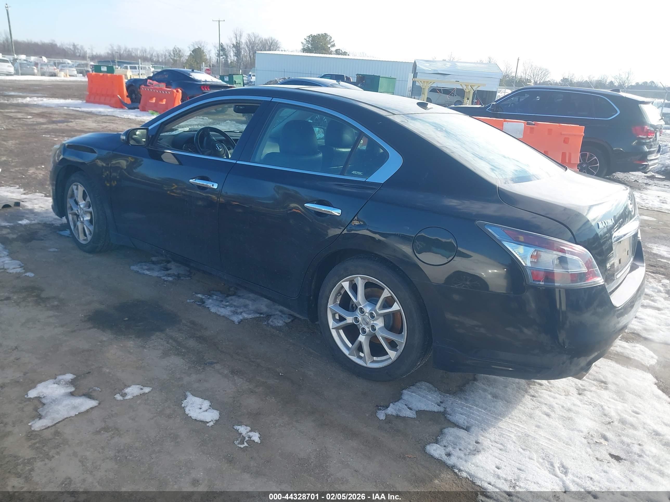 NISSAN MAXIMA image 3