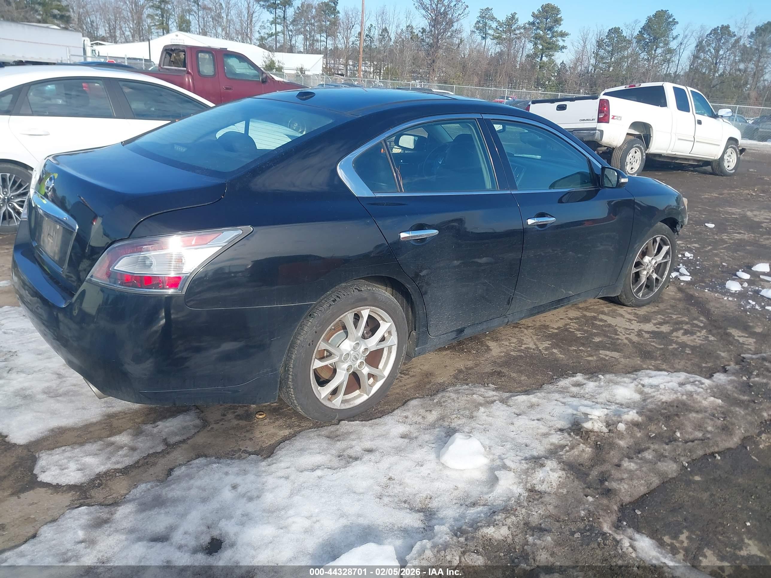 NISSAN MAXIMA image 4
