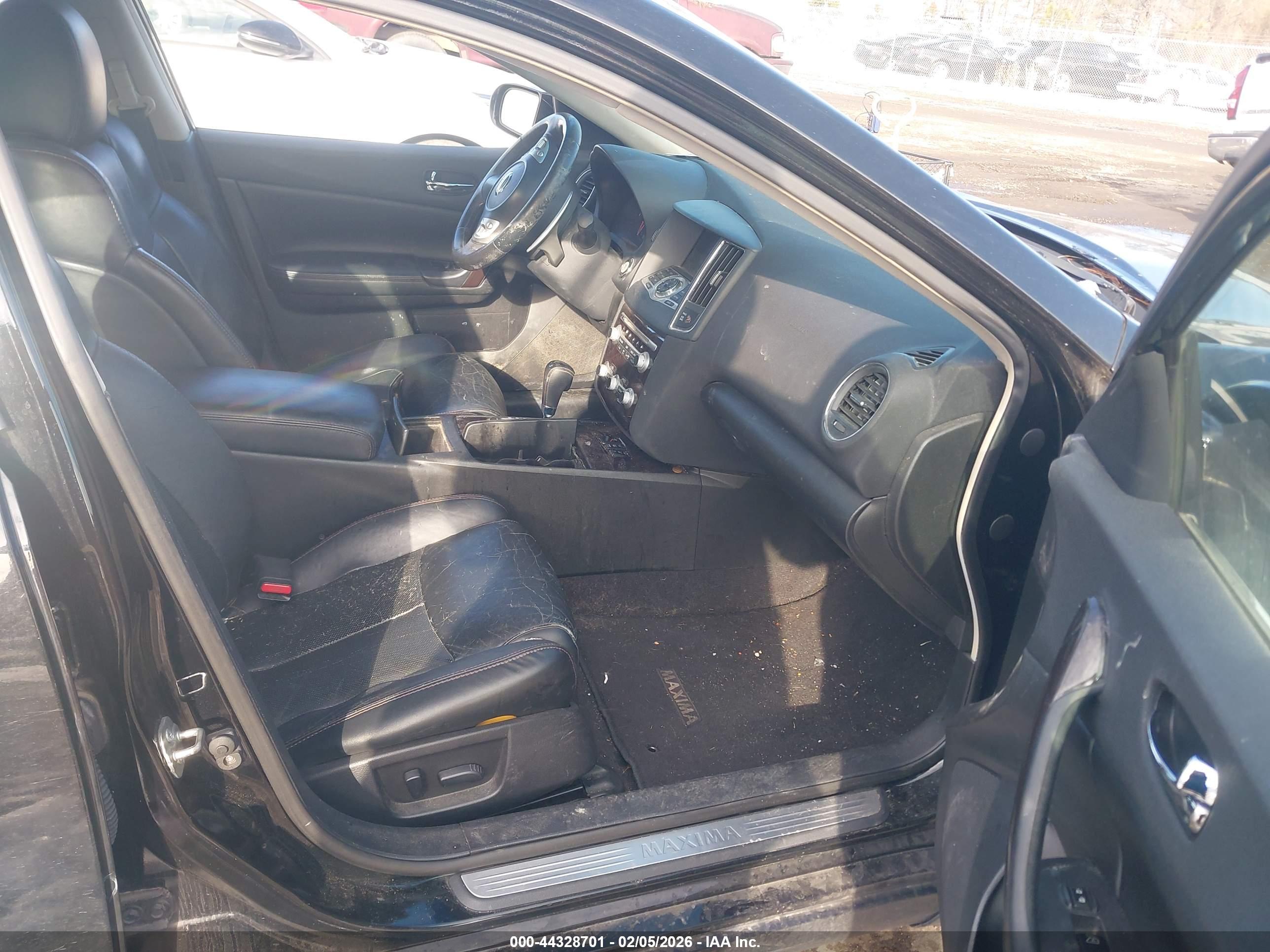 NISSAN MAXIMA image 5
