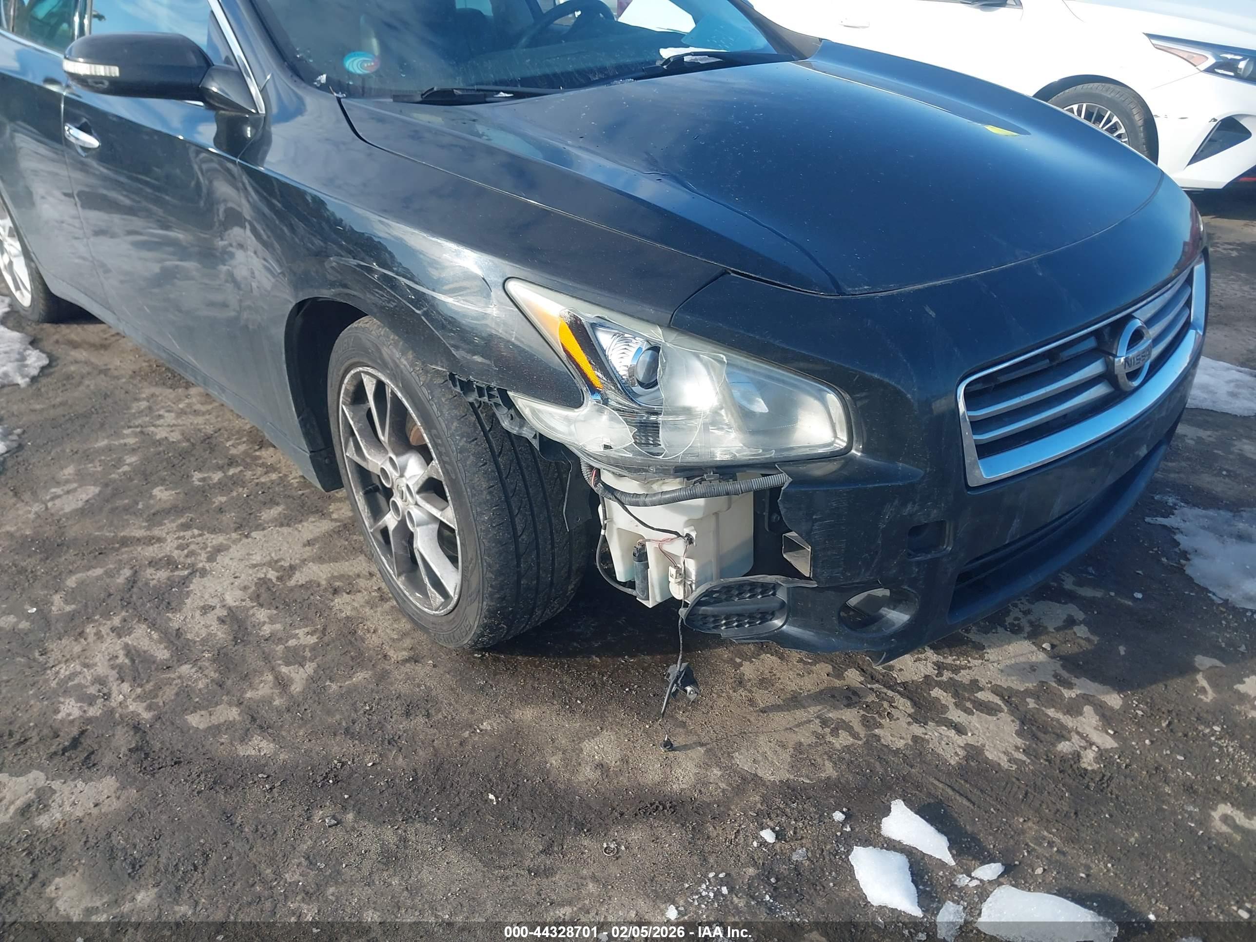 NISSAN MAXIMA image 6
