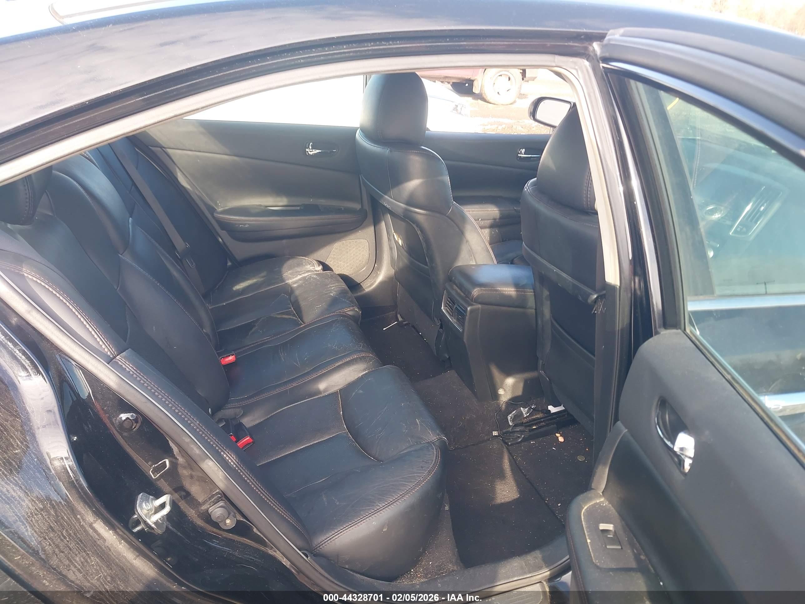 NISSAN MAXIMA image 8