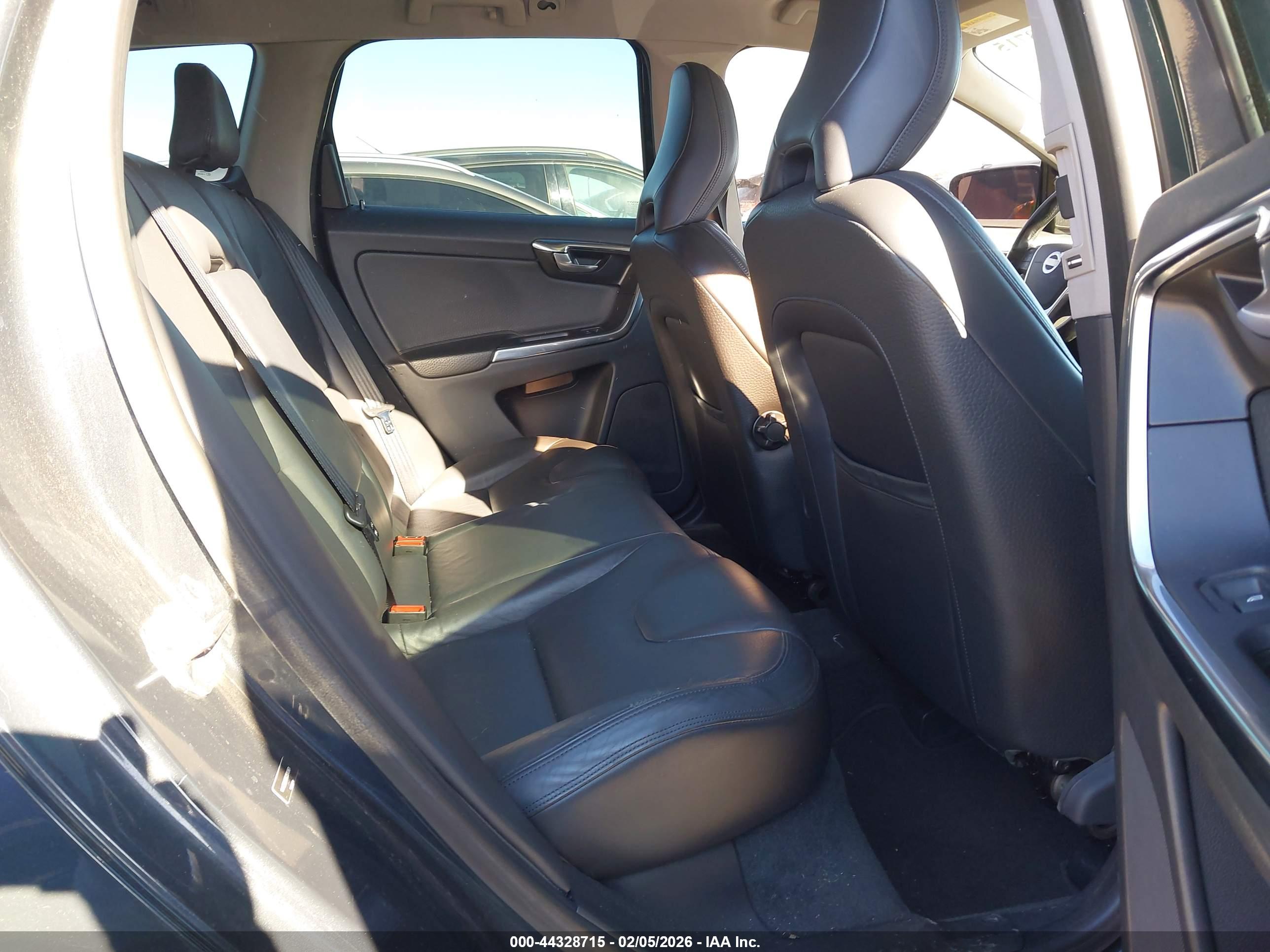 VOLVO XC60 image 8
