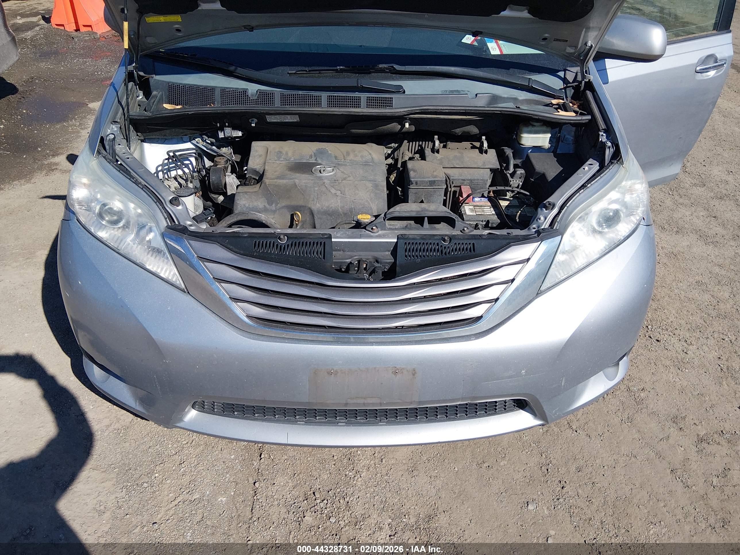 TOYOTA SIENNA image 10