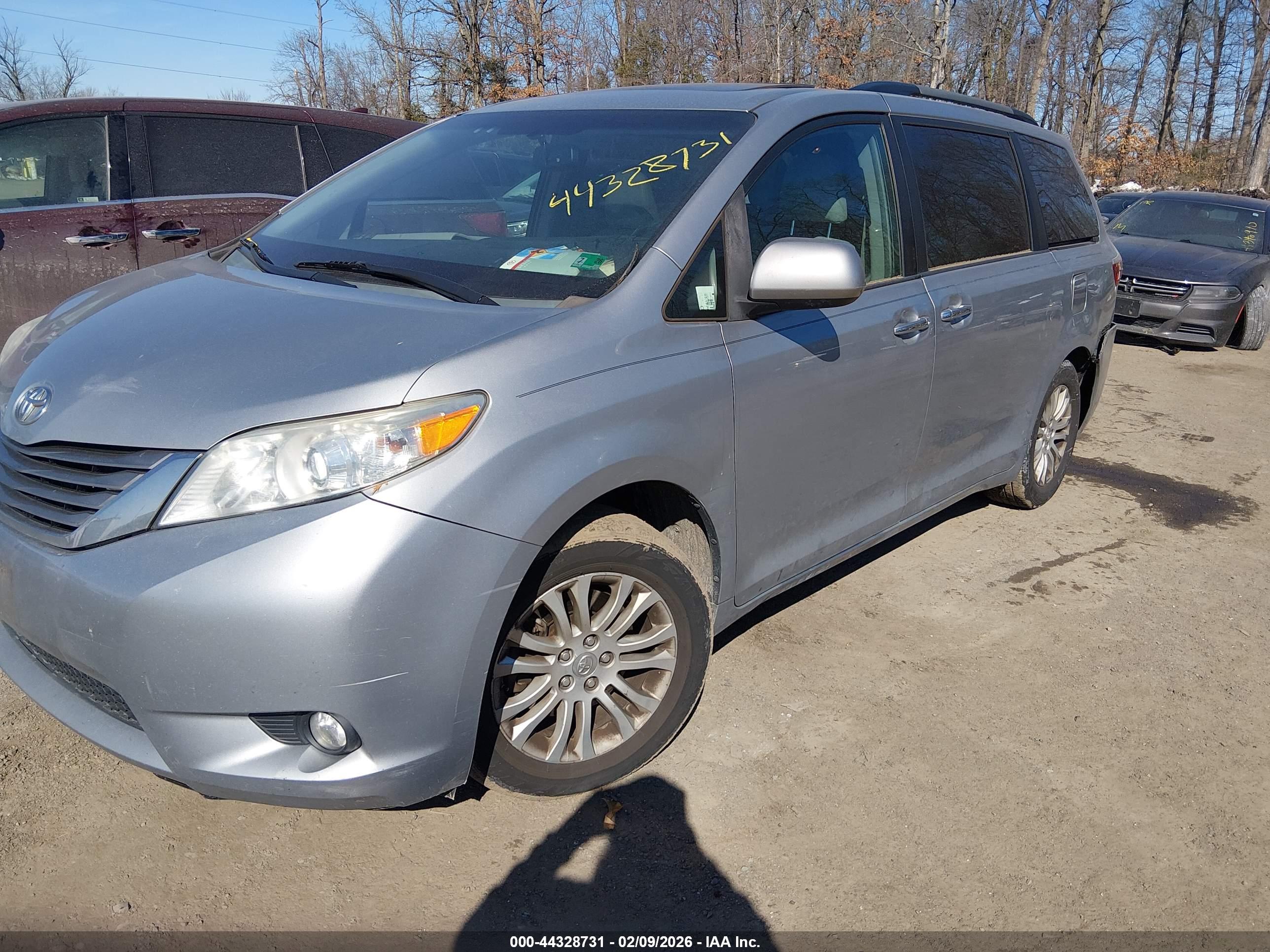 TOYOTA SIENNA image 2