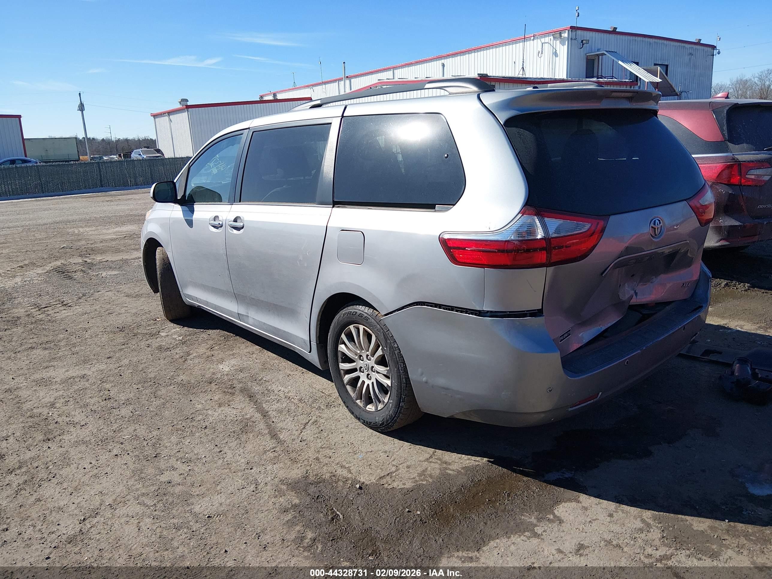TOYOTA SIENNA image 3