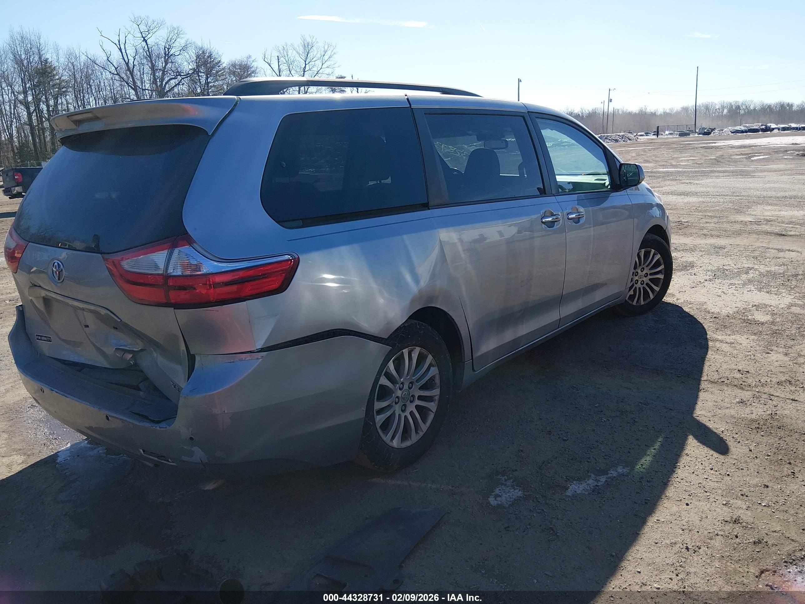 TOYOTA SIENNA image 4