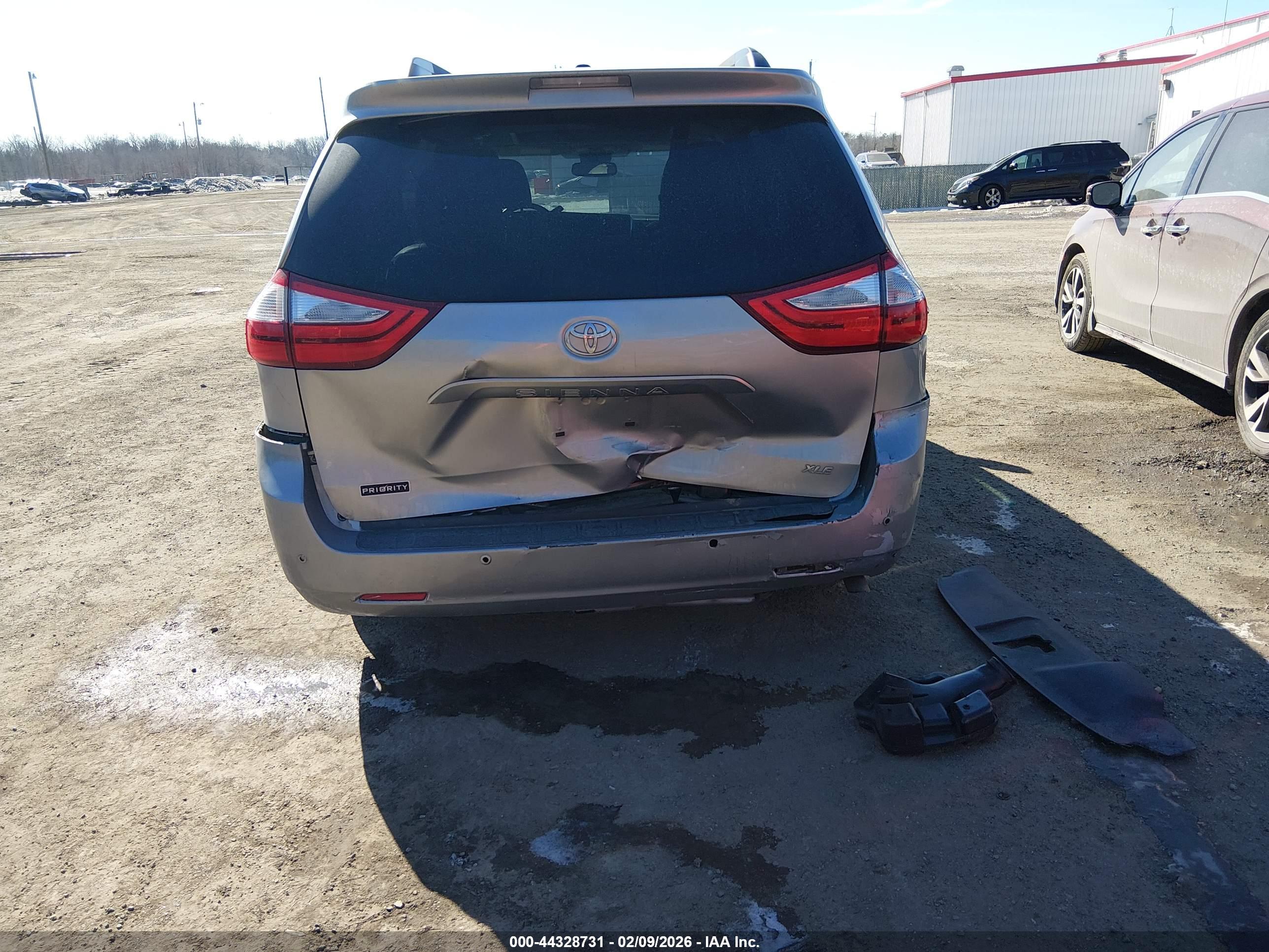 TOYOTA SIENNA image 6