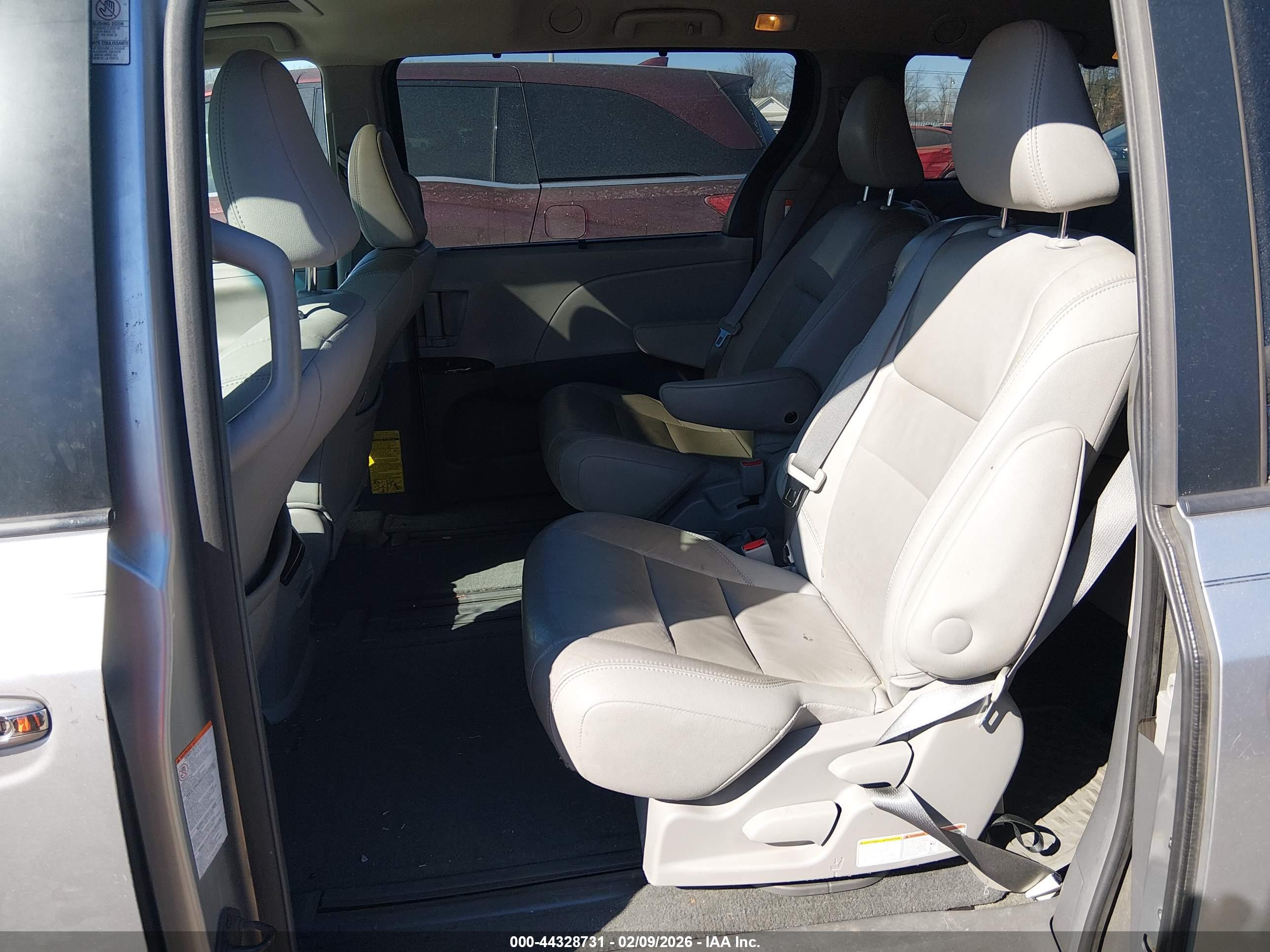 TOYOTA SIENNA image 8