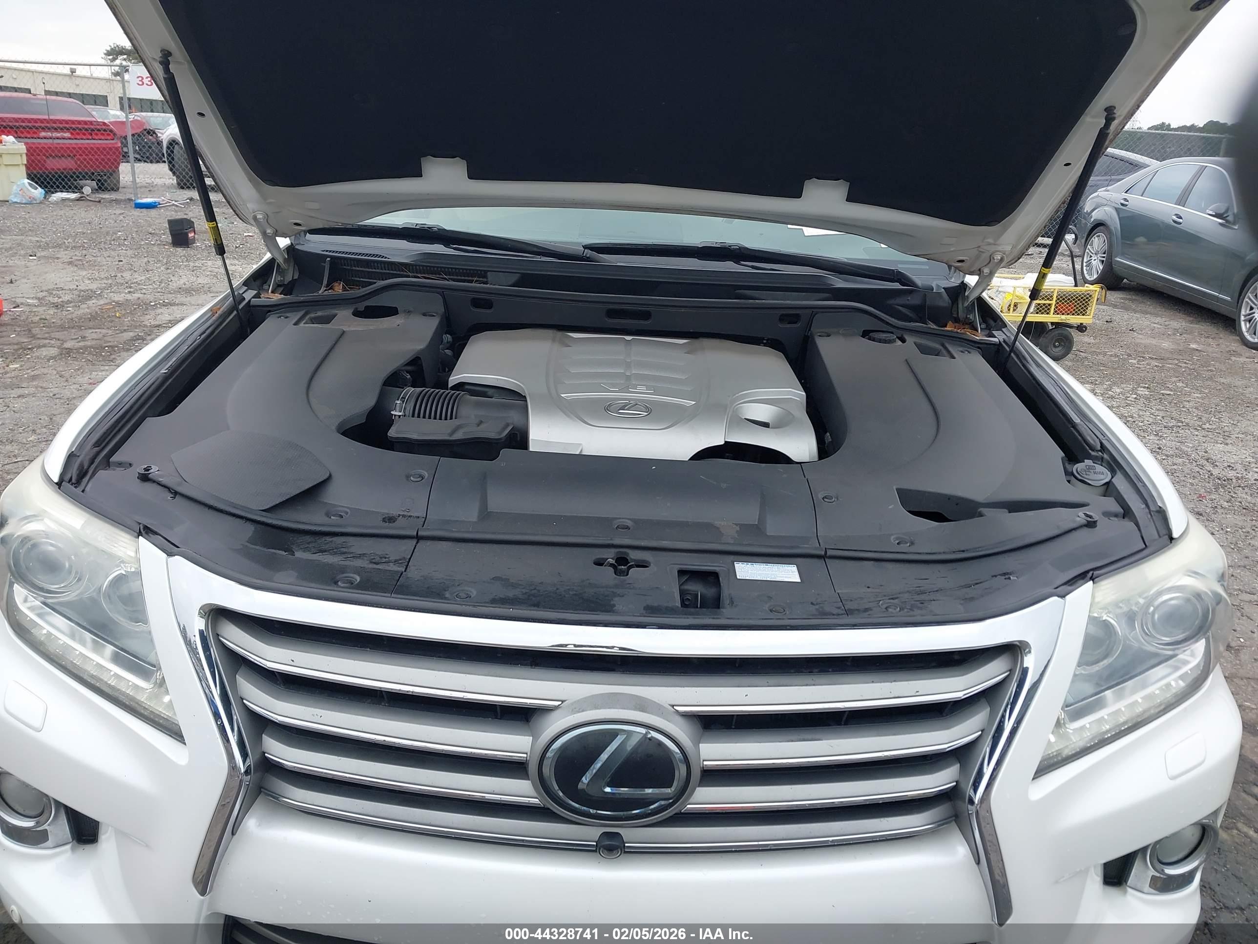 LEXUS LX image 10