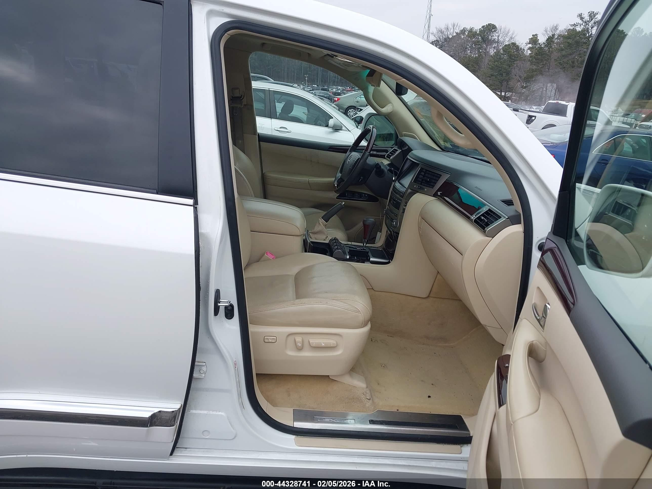 LEXUS LX image 5