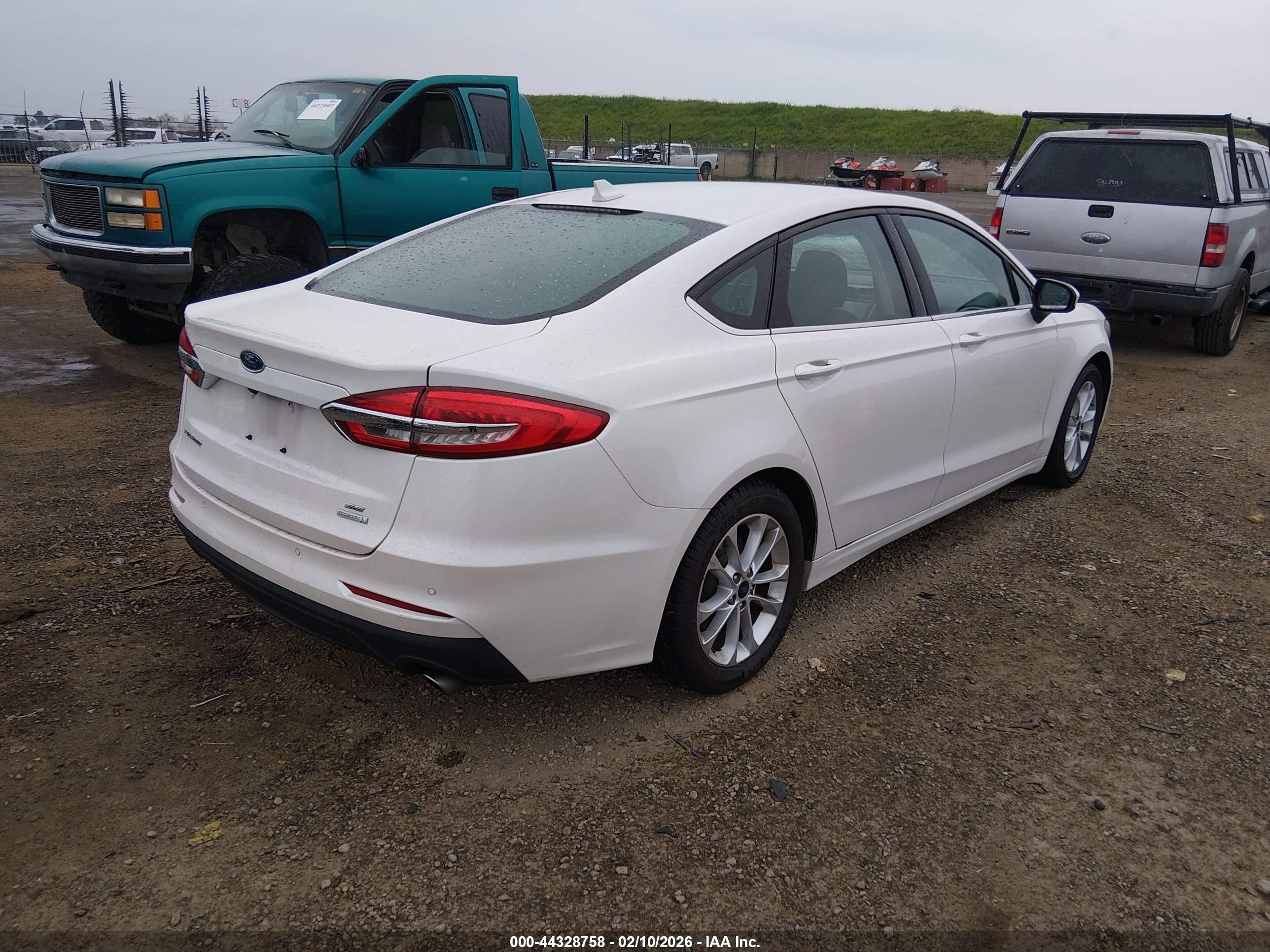 FORD FUSION image 4