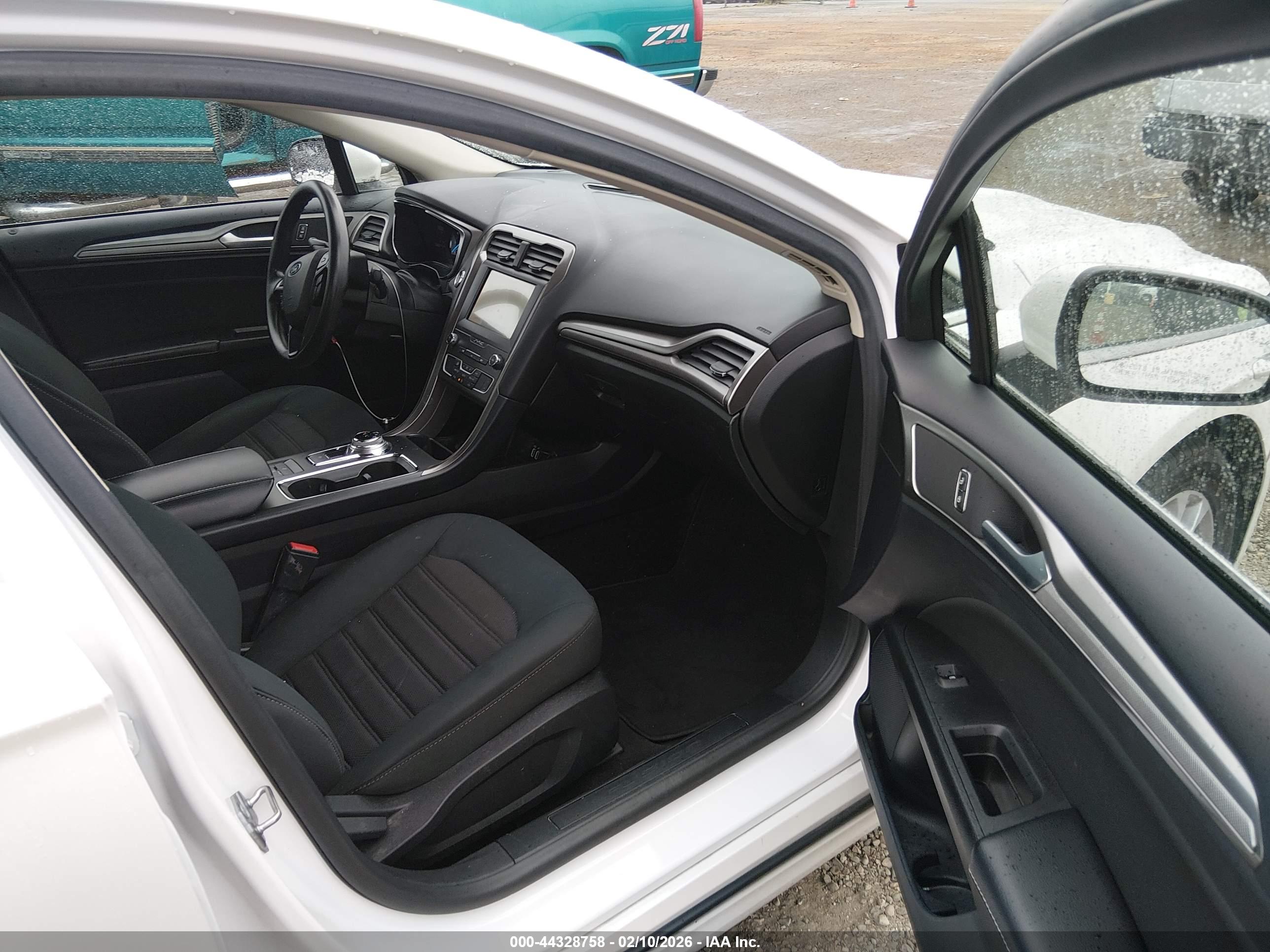 FORD FUSION image 5