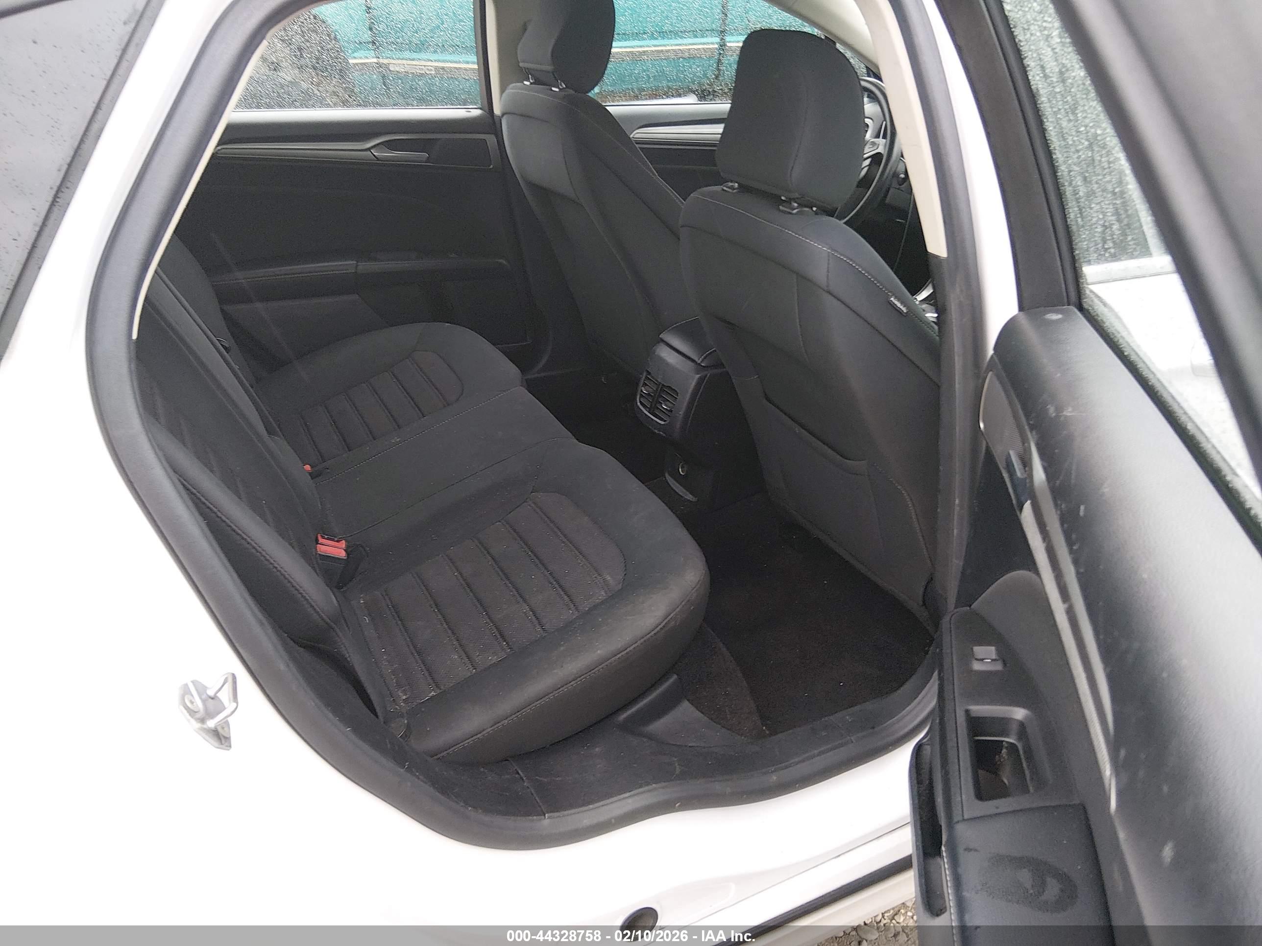 FORD FUSION image 8