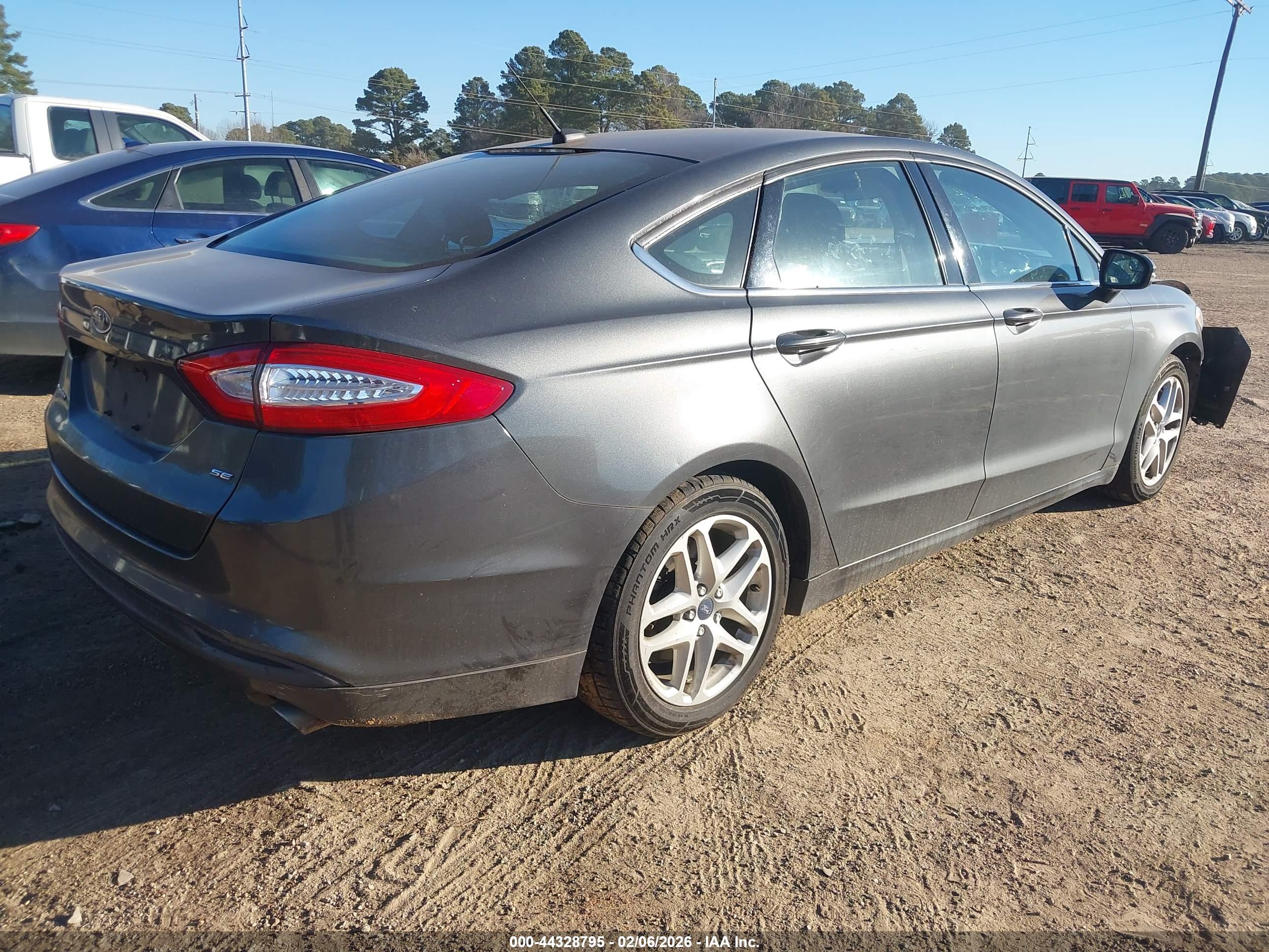FORD FUSION image 4