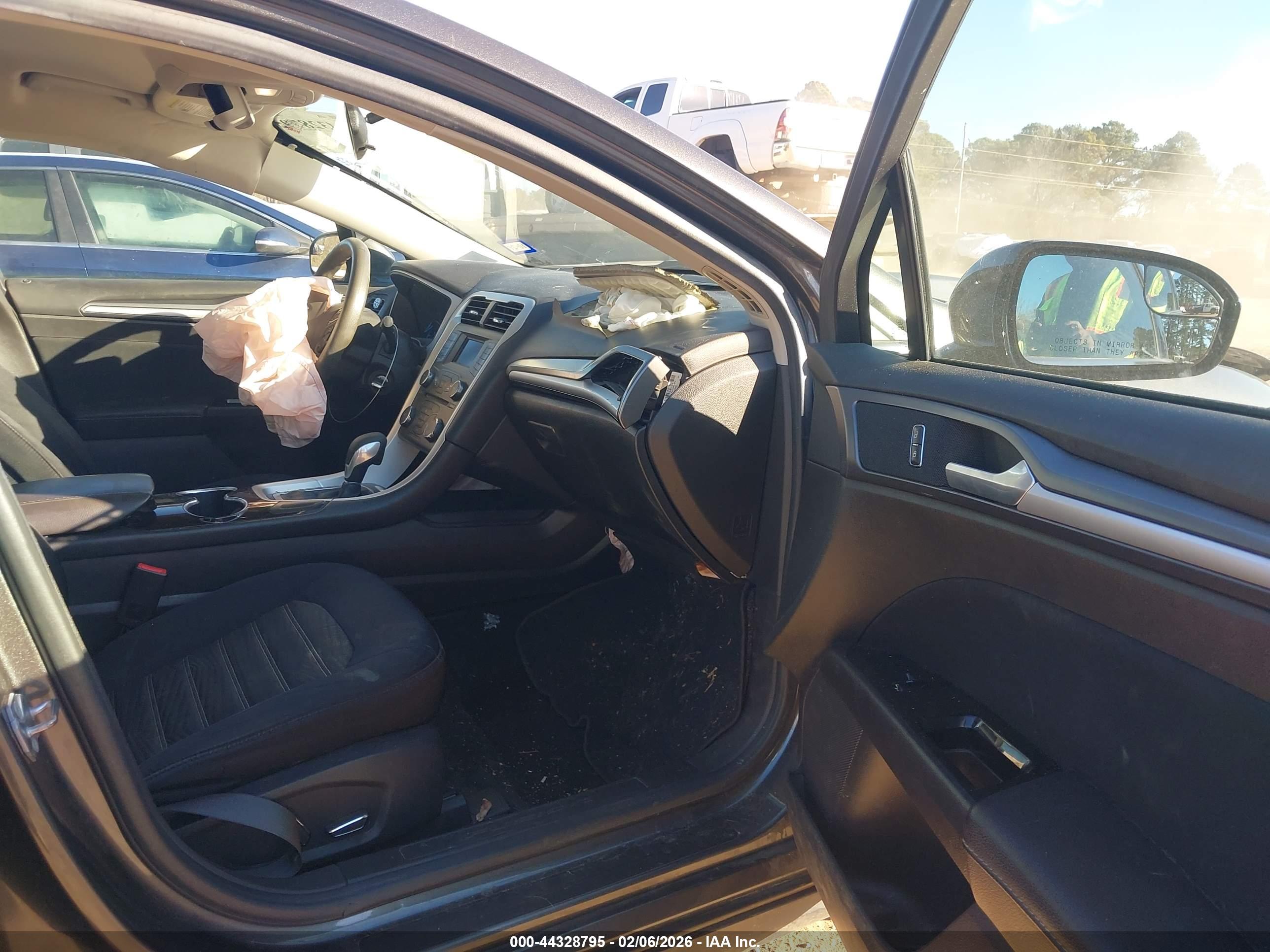 FORD FUSION image 5