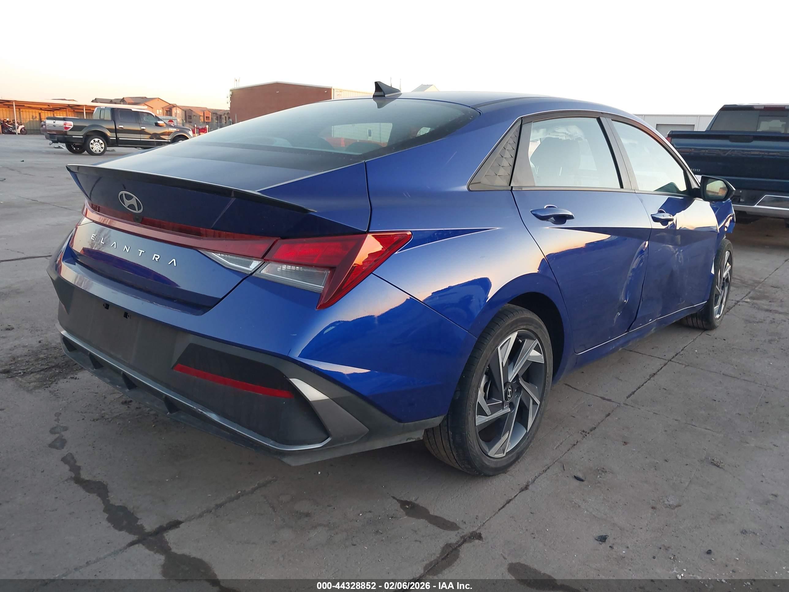 HYUNDAI ELANTRA image 4