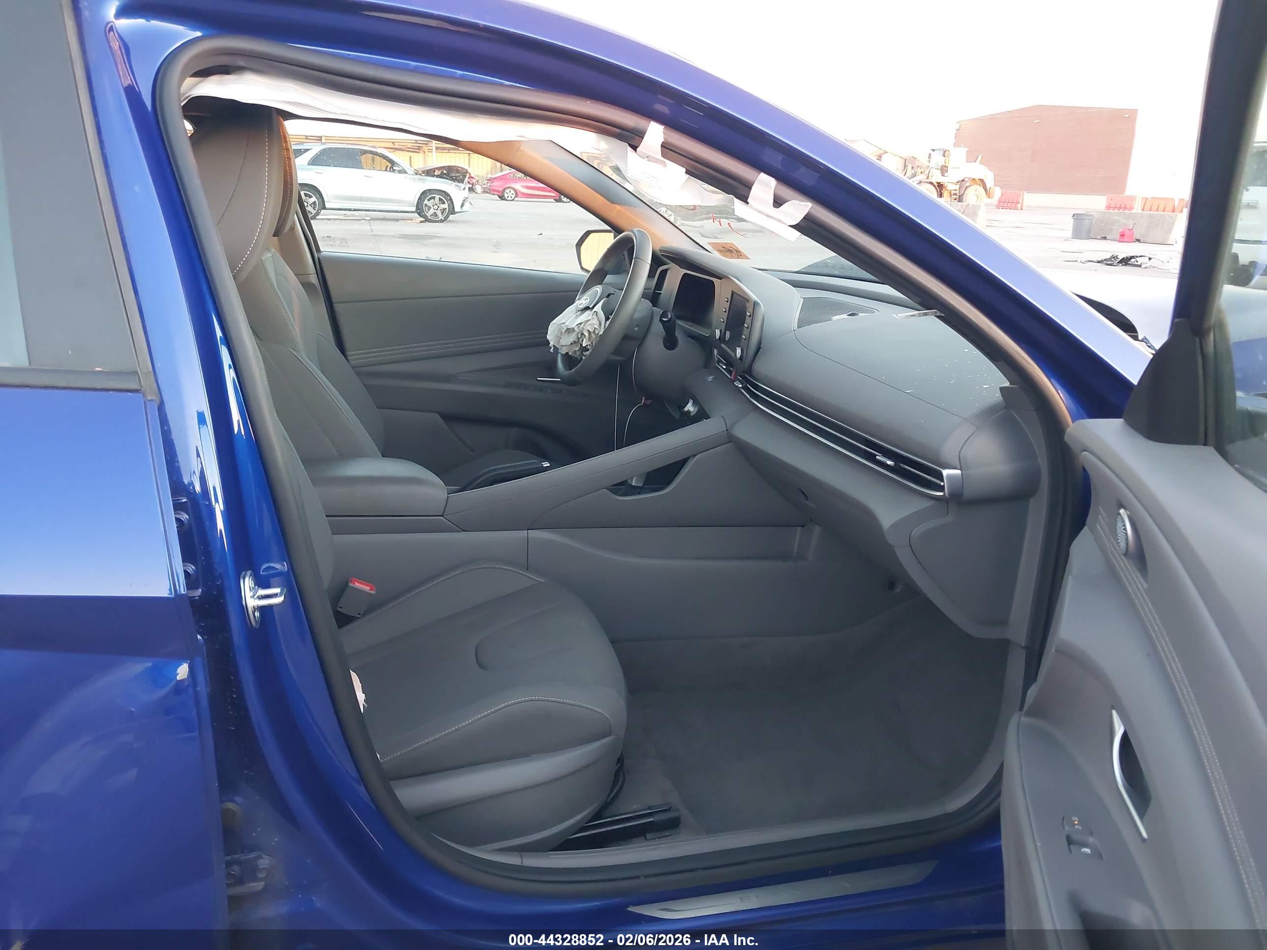HYUNDAI ELANTRA image 5