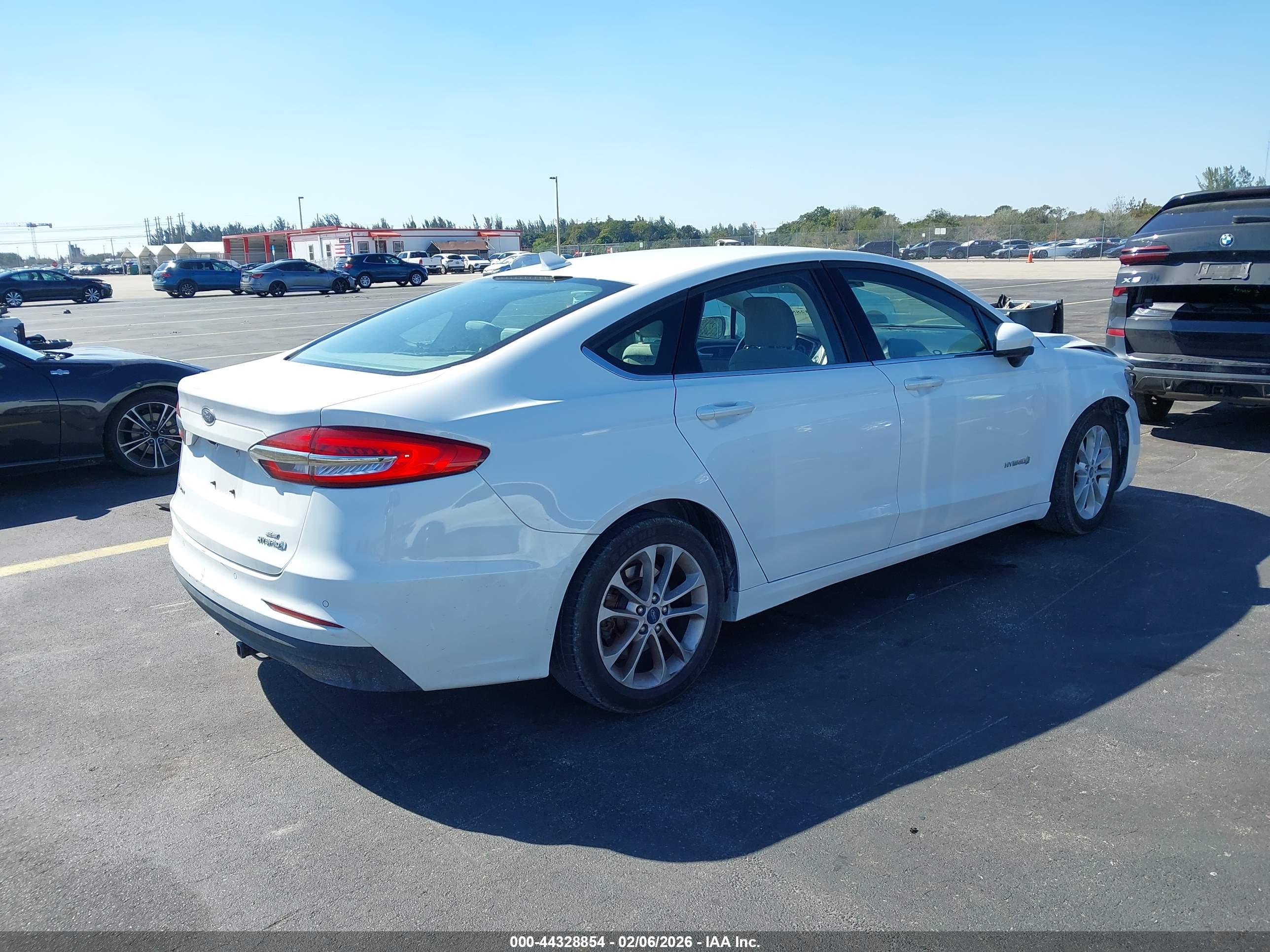 FORD FUSION image 4