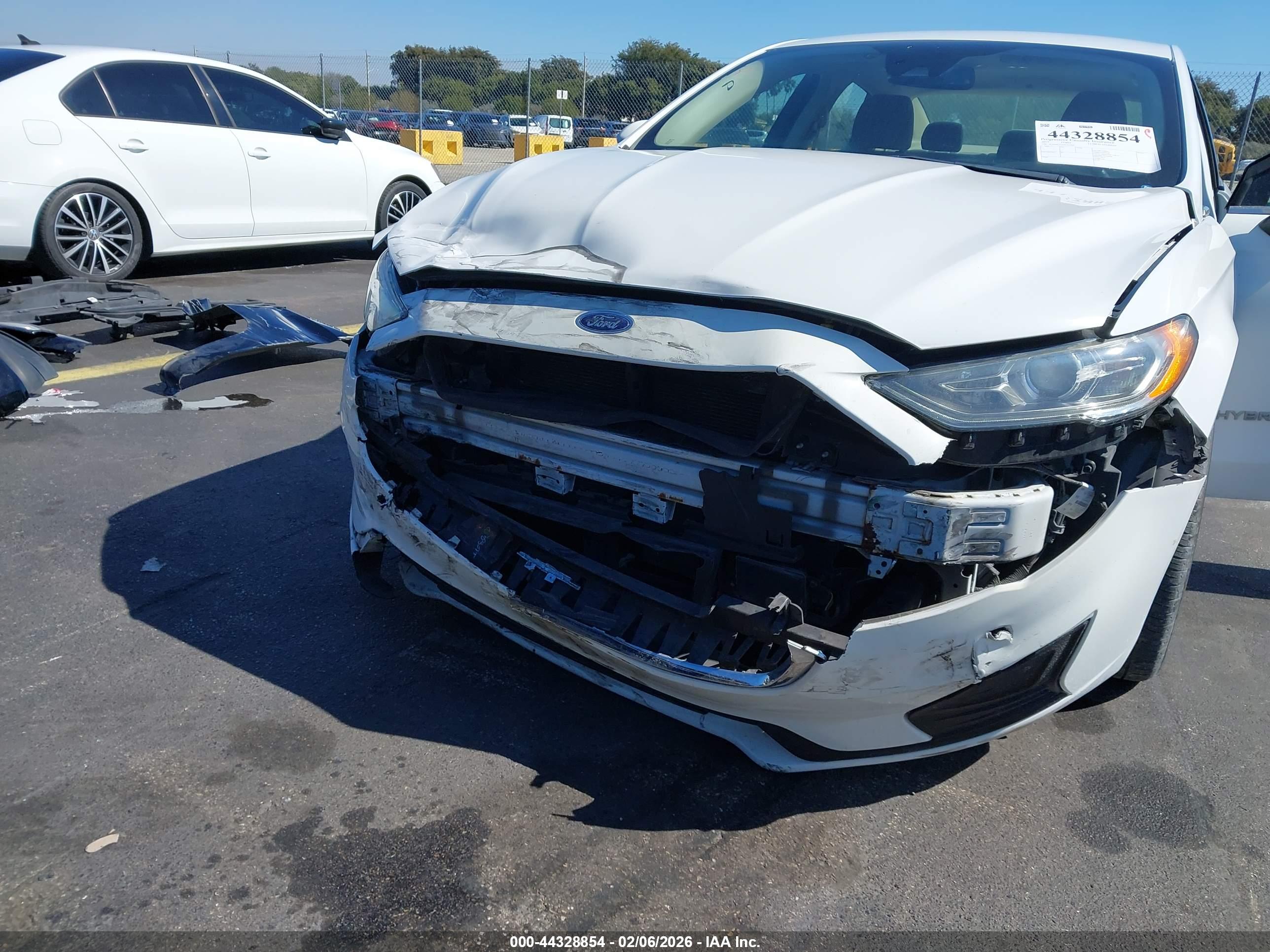 FORD FUSION image 6