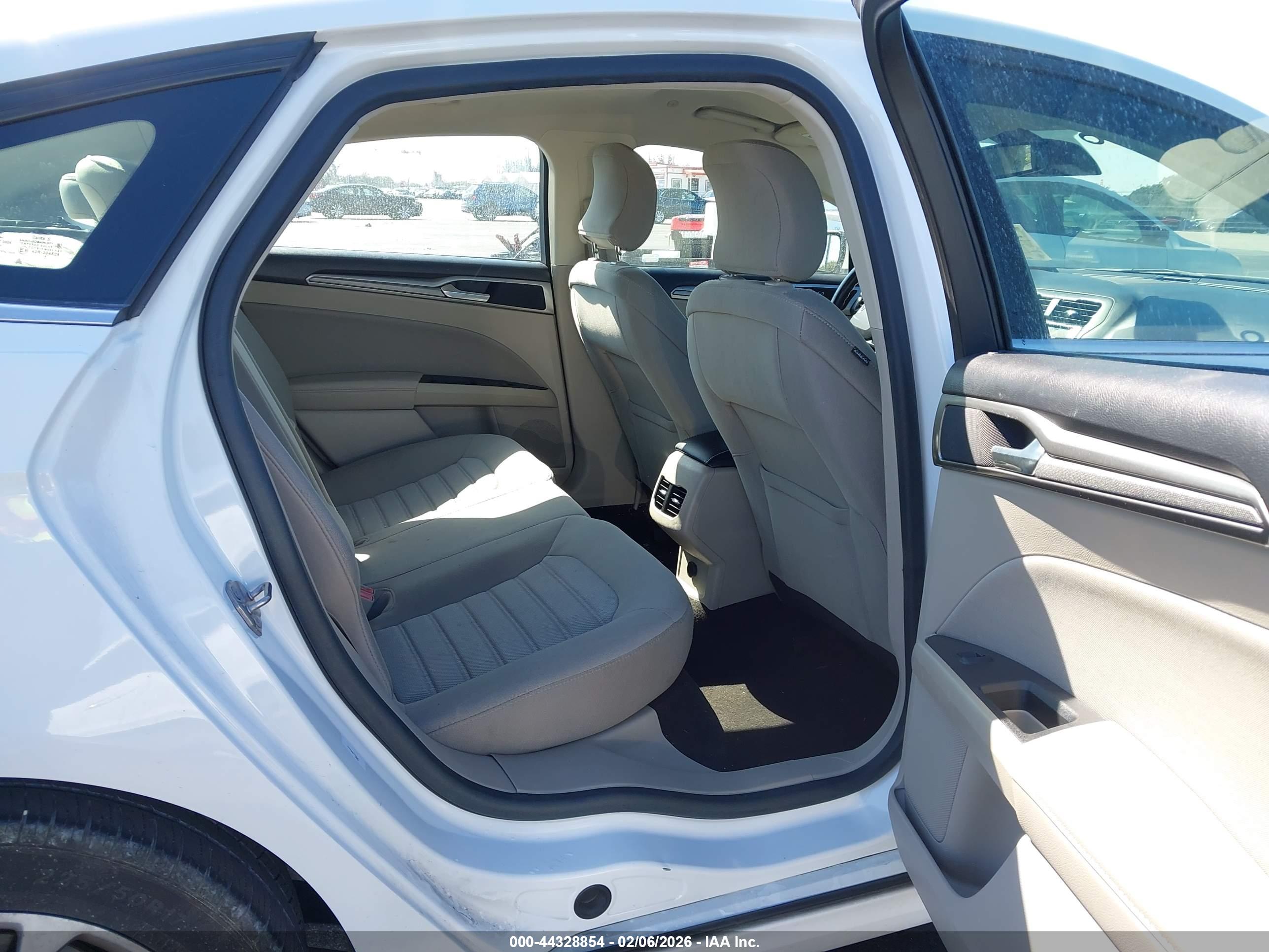 FORD FUSION image 8