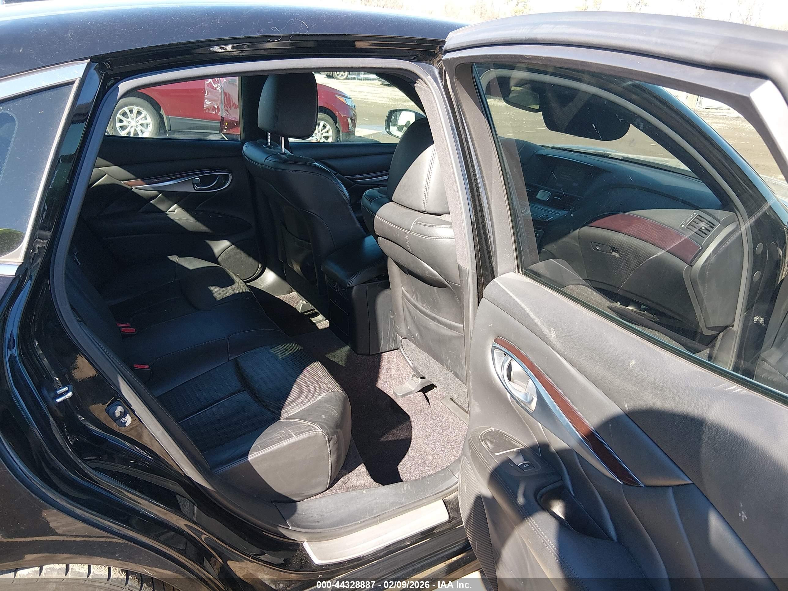 INFINITI Q70 image 8