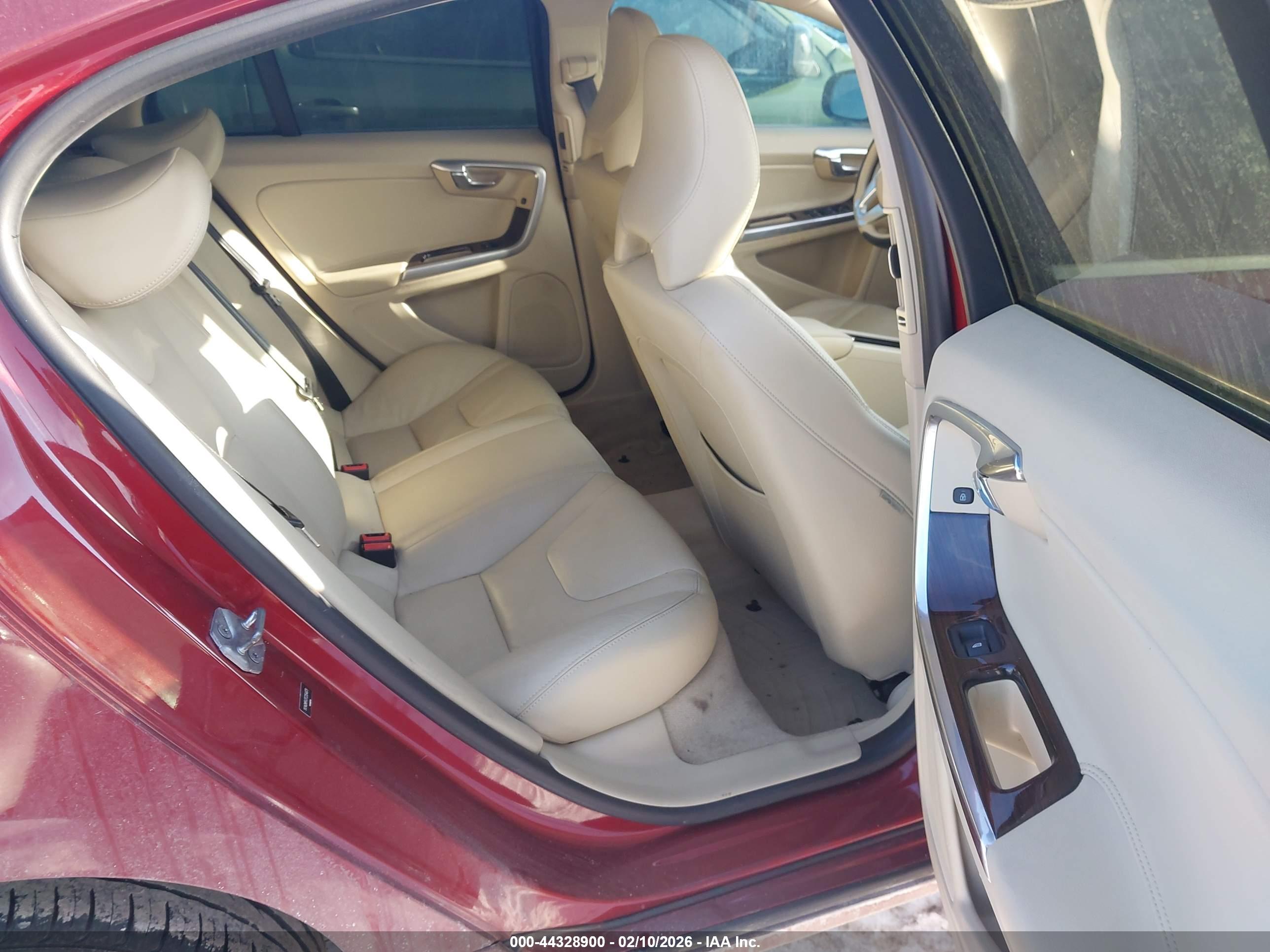 VOLVO S60 image 8
