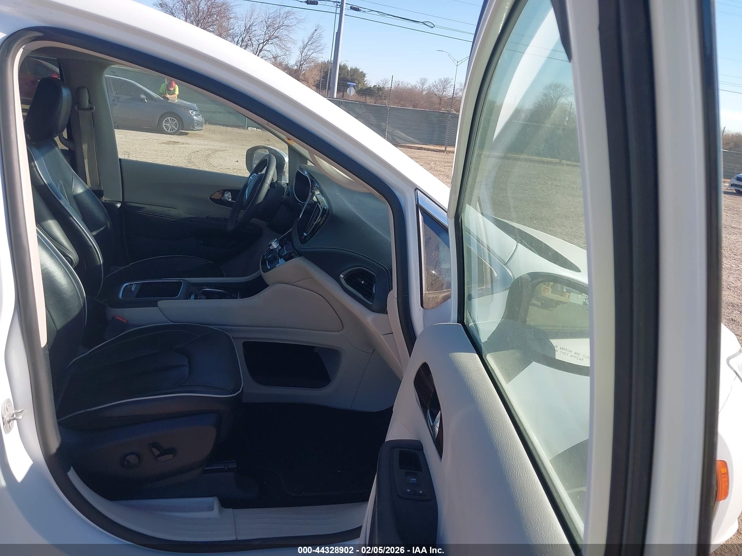 CHRYSLER PACIFICA image 5