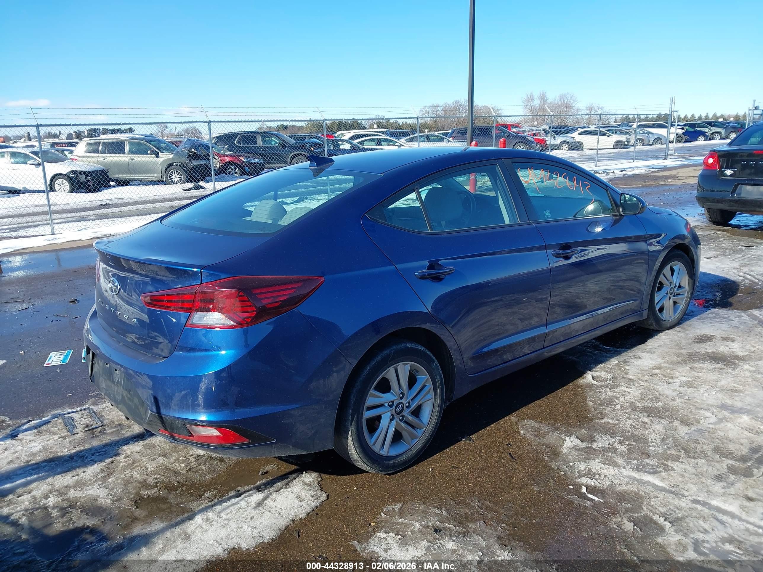 HYUNDAI ELANTRA image 4