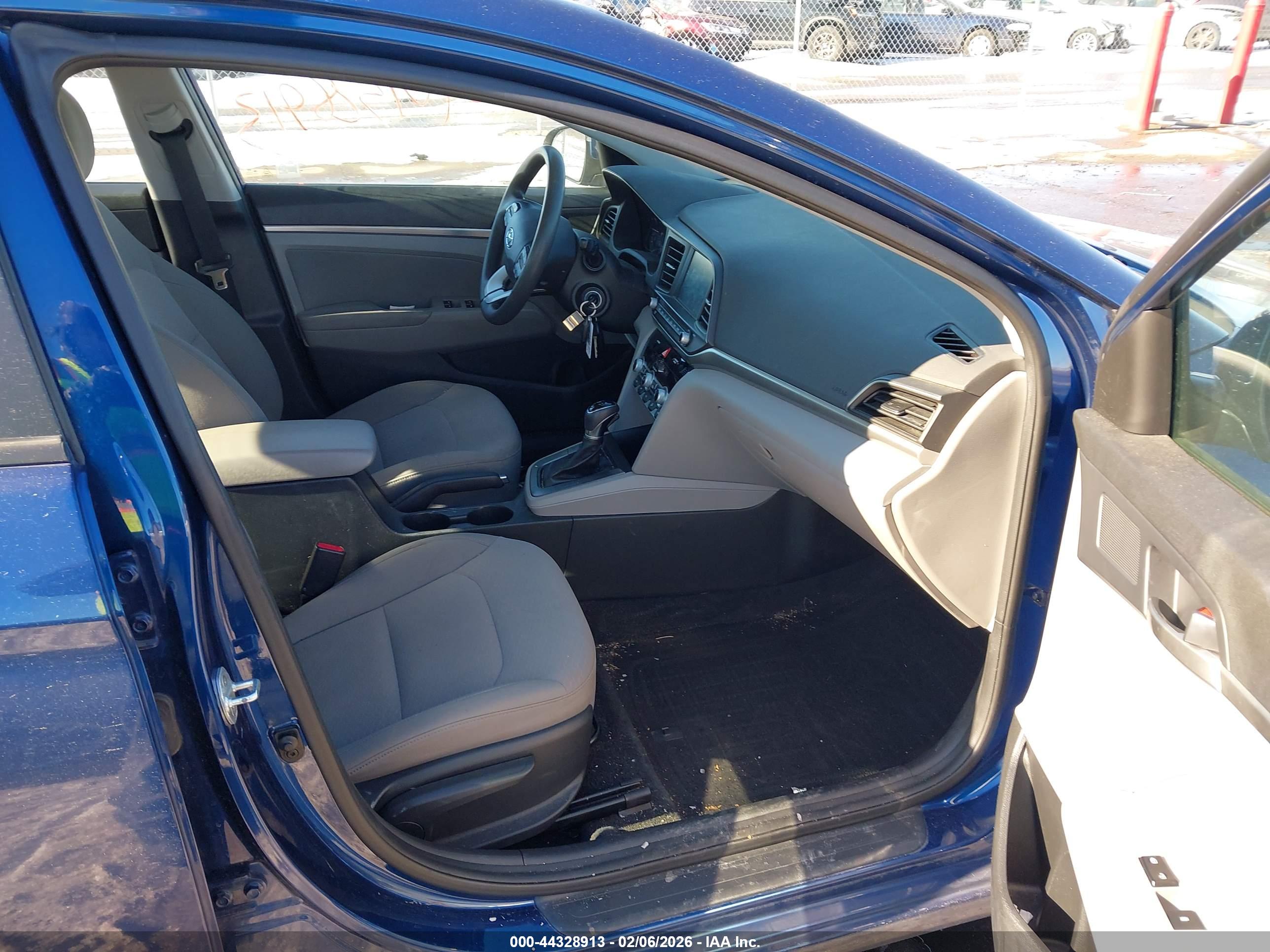 HYUNDAI ELANTRA image 5