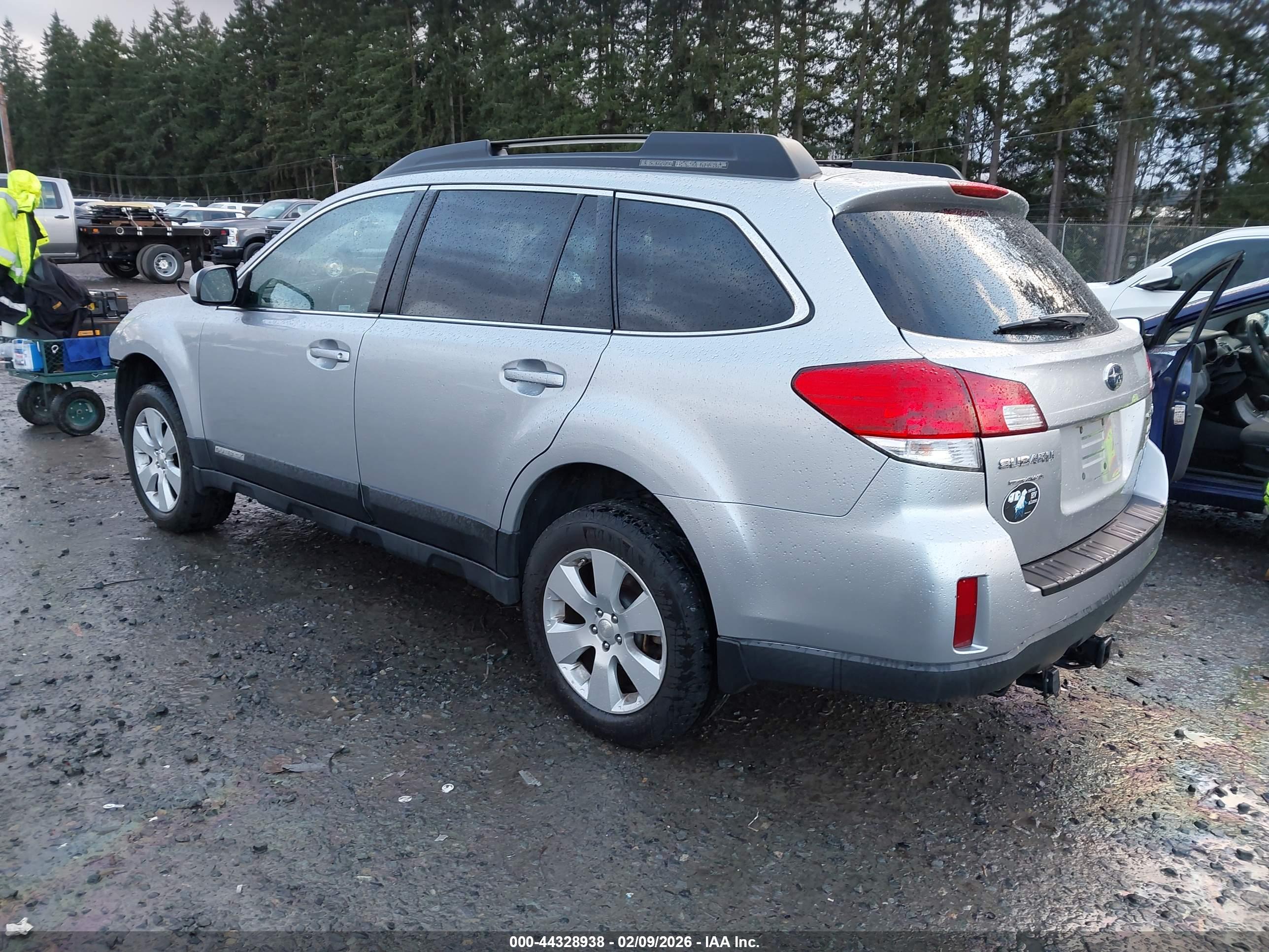 SUBARU OUTBACK image 3