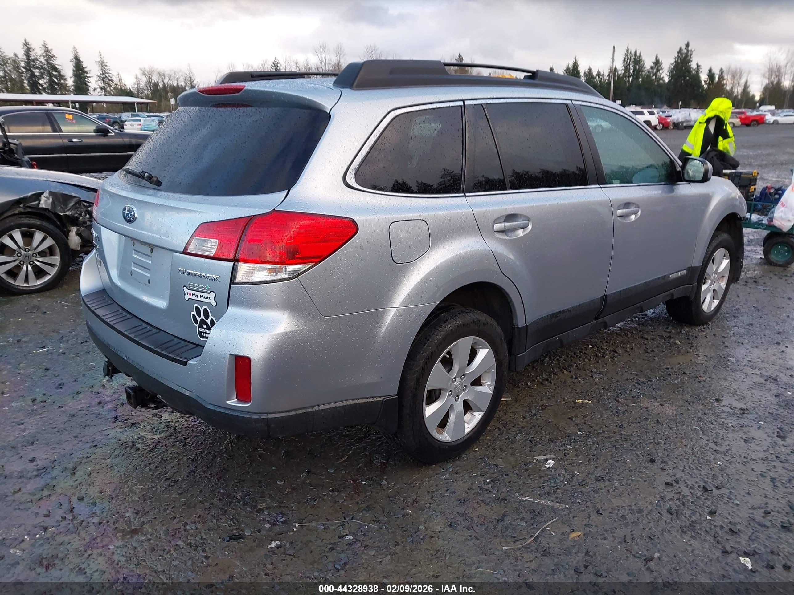 SUBARU OUTBACK image 4