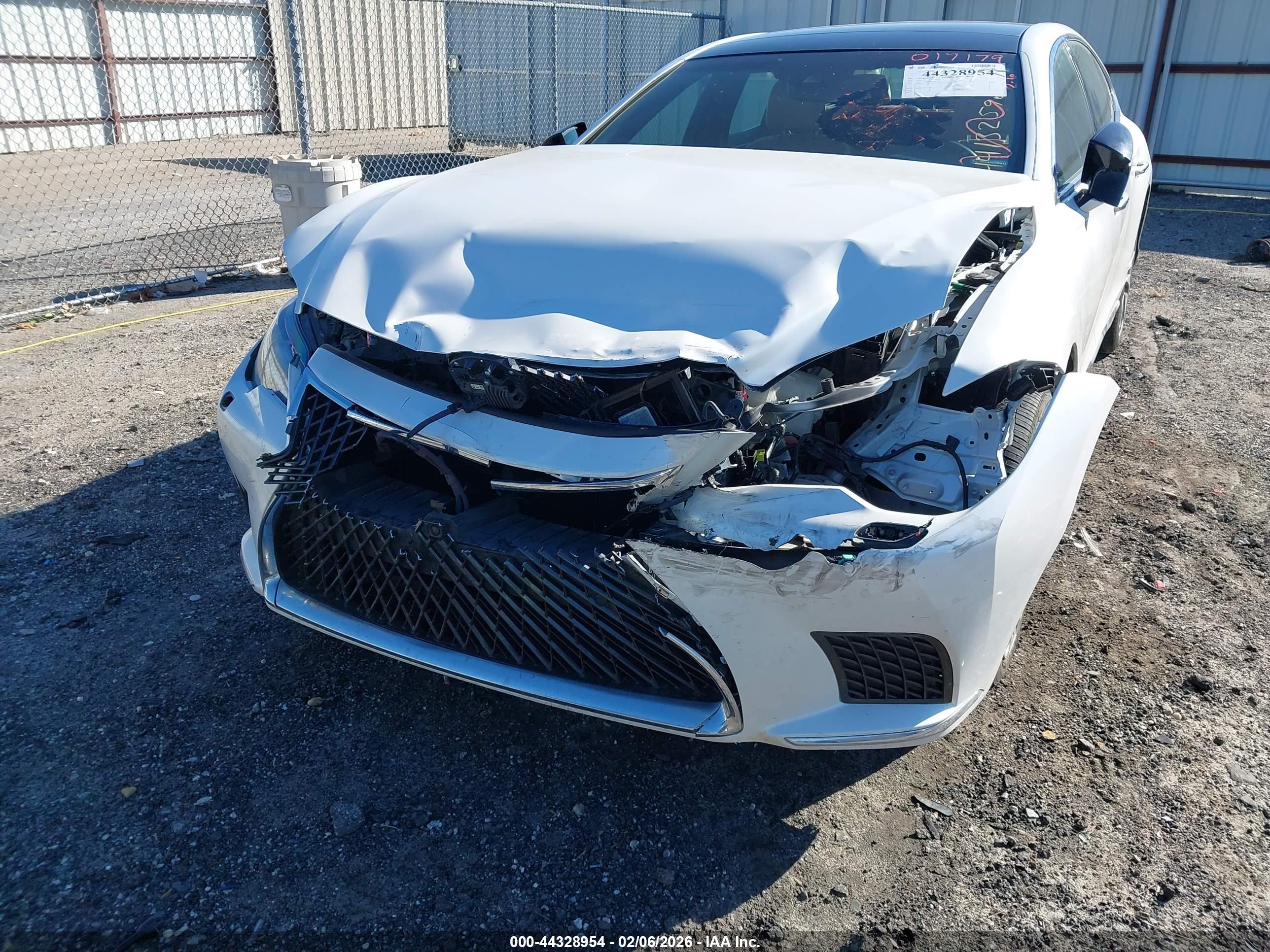 LEXUS LS image 6