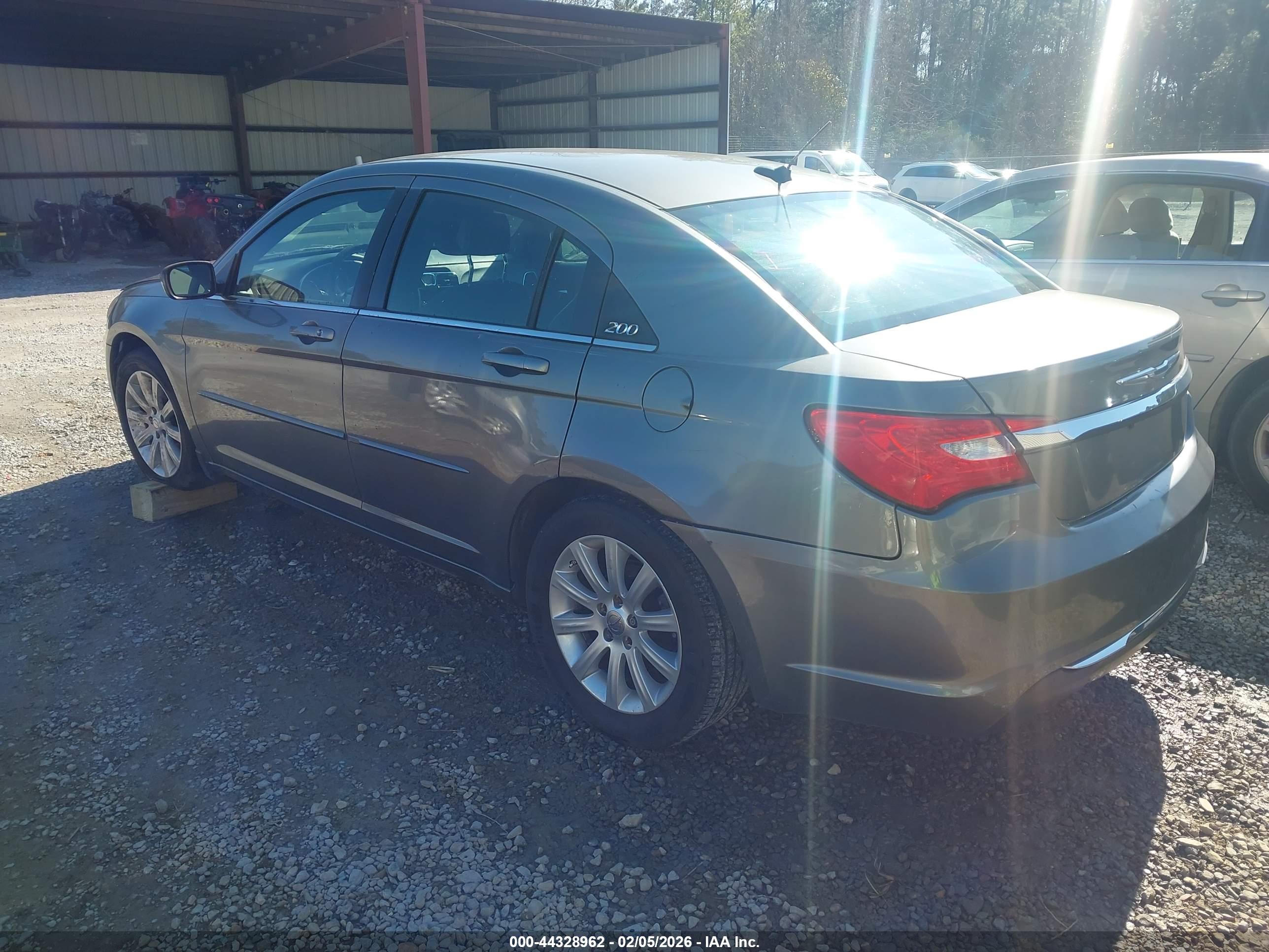CHRYSLER 200 image 3