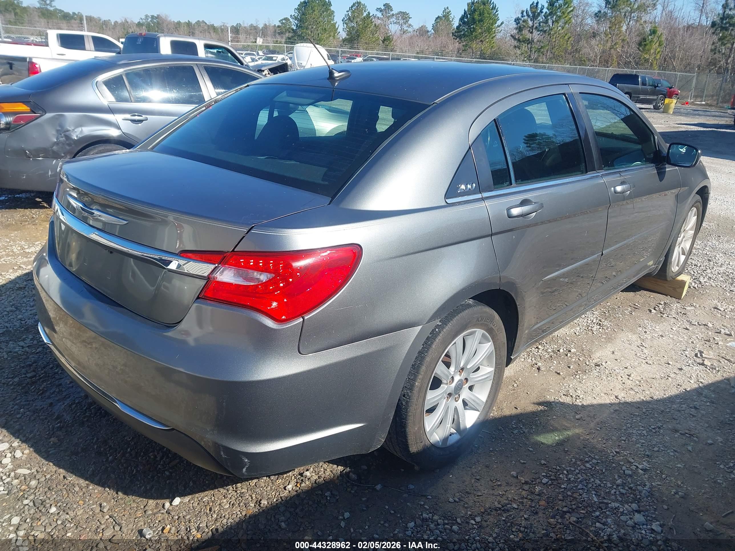CHRYSLER 200 image 4