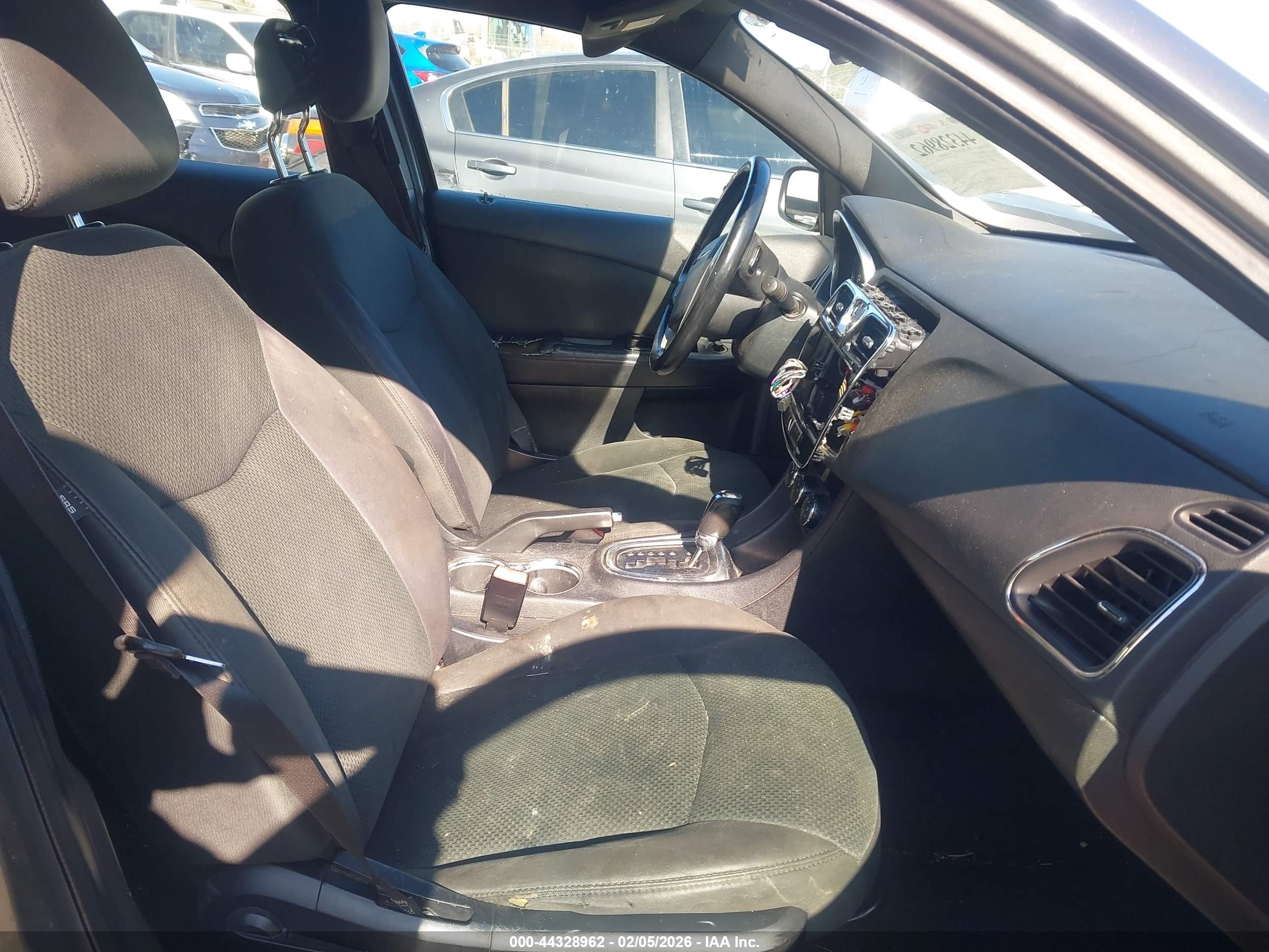 CHRYSLER 200 image 5