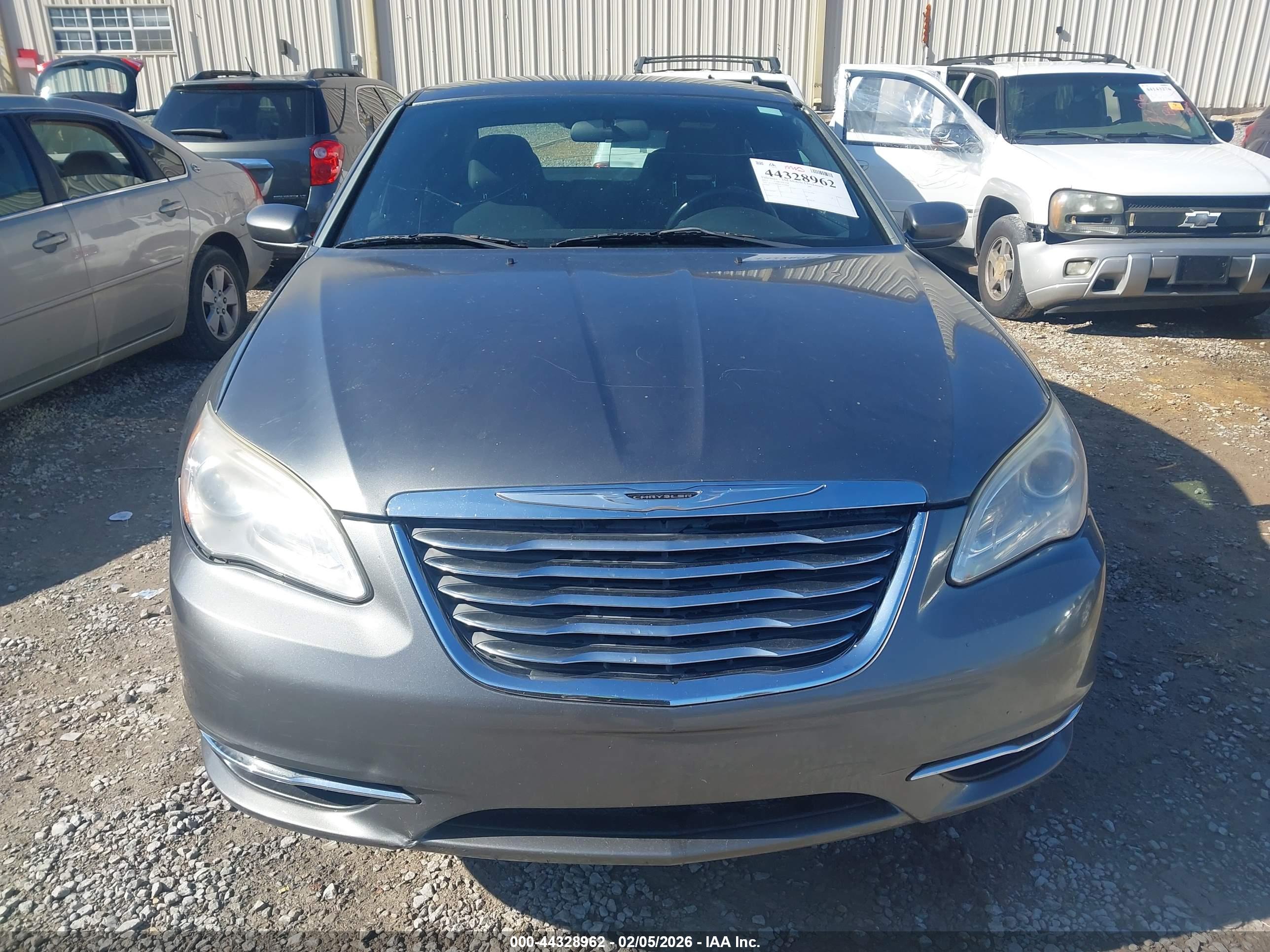 CHRYSLER 200 image 6