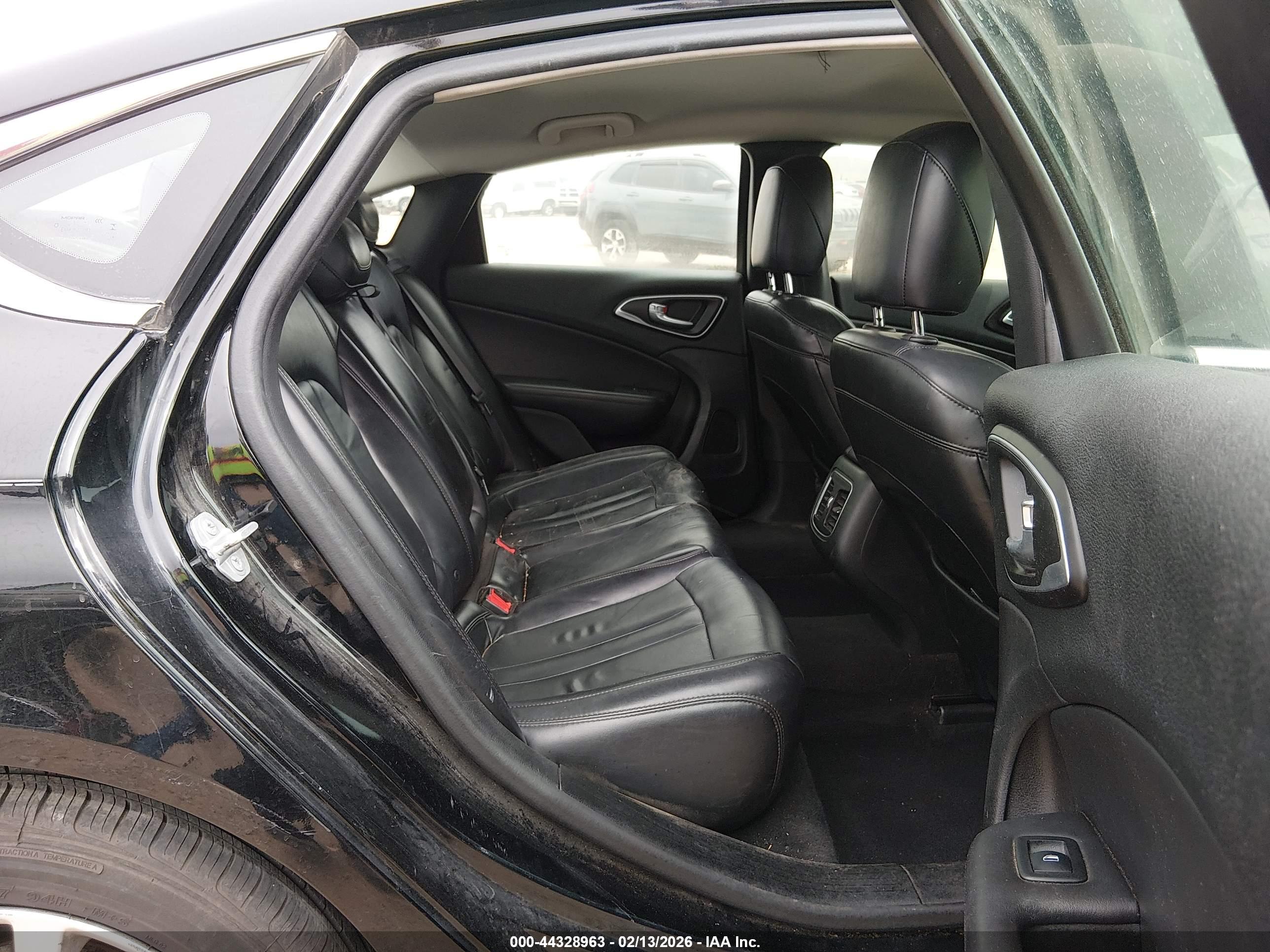 CHRYSLER 200 image 8