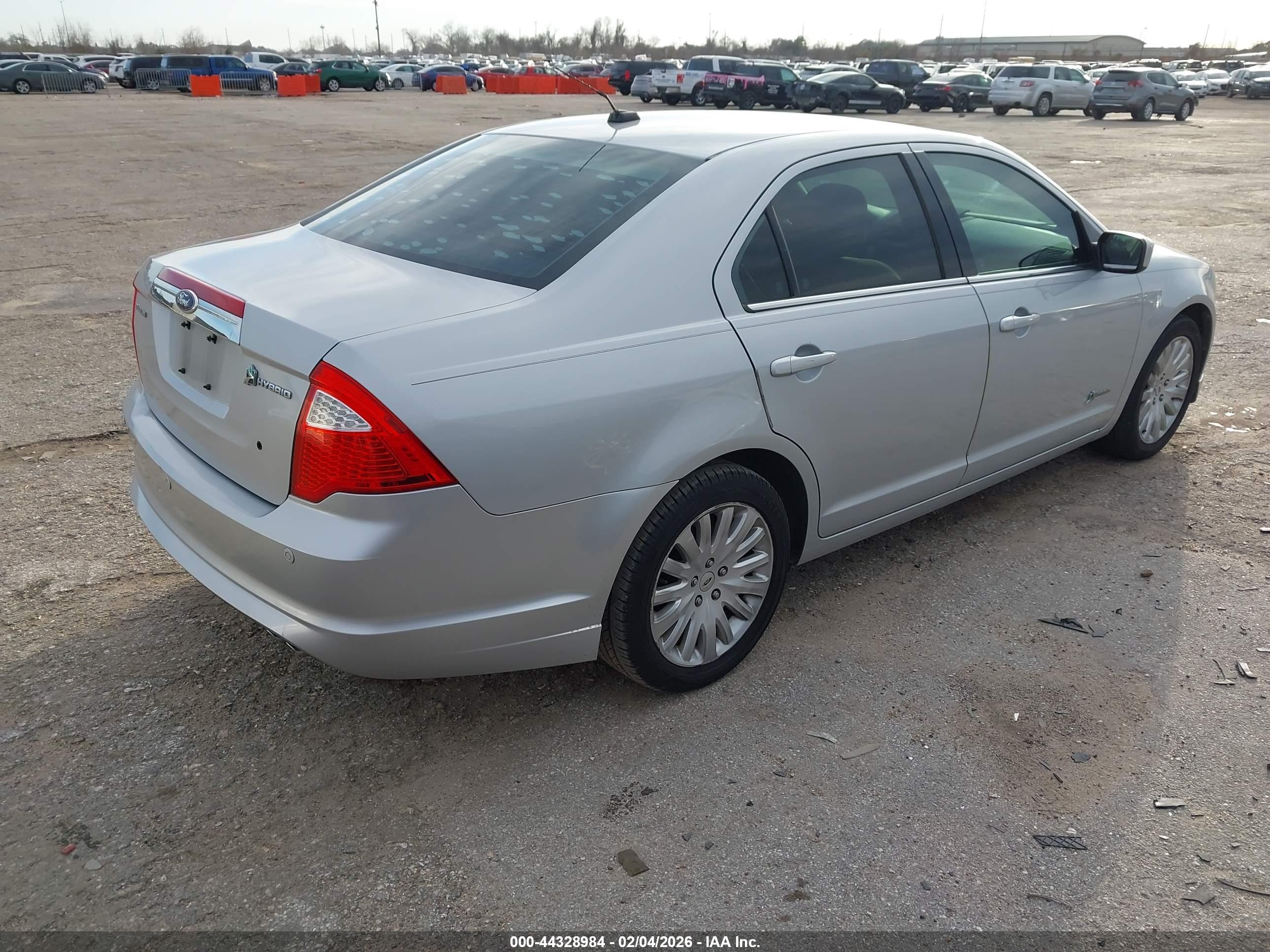 FORD FUSION image 4