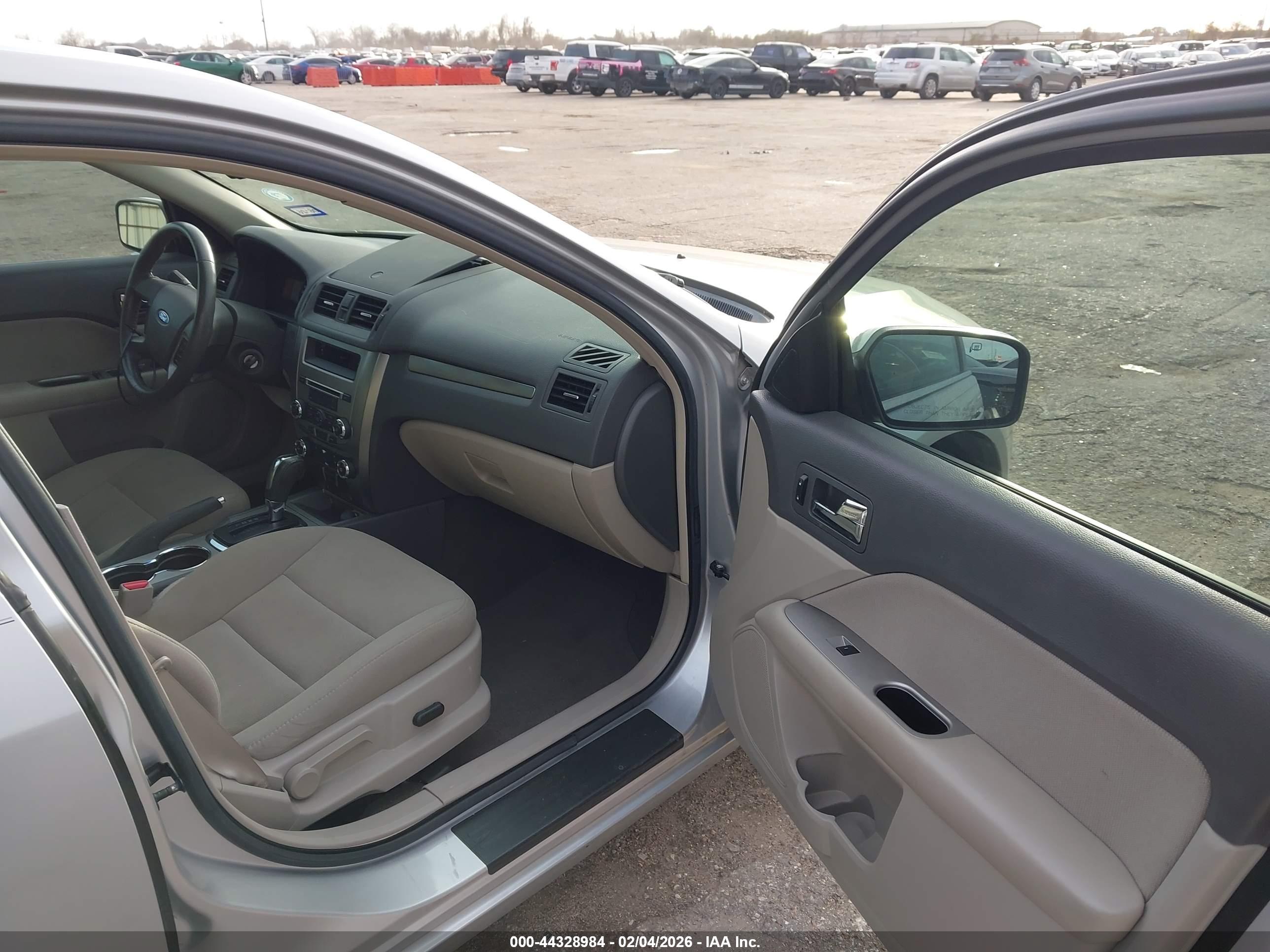 FORD FUSION image 5