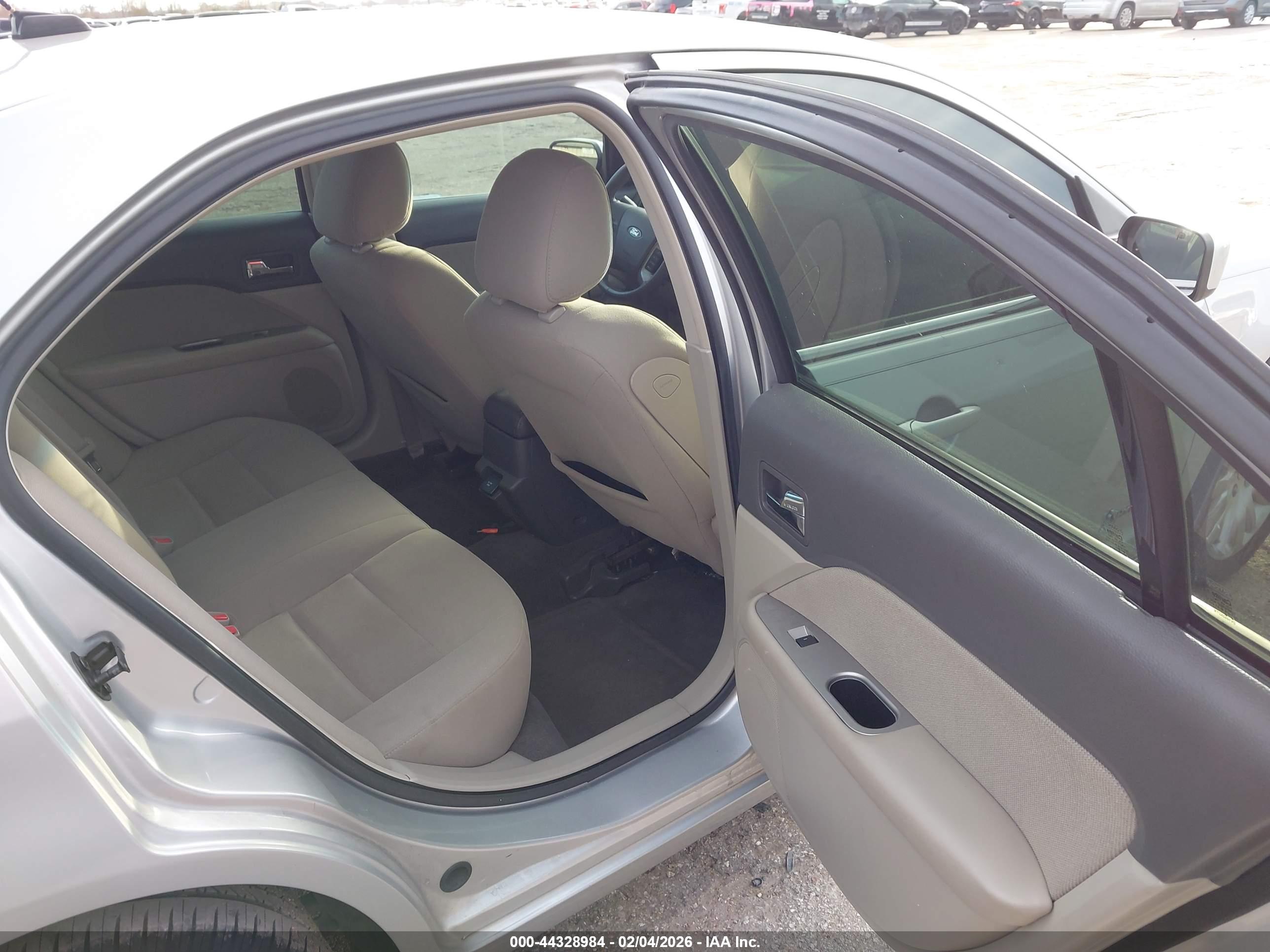 FORD FUSION image 8