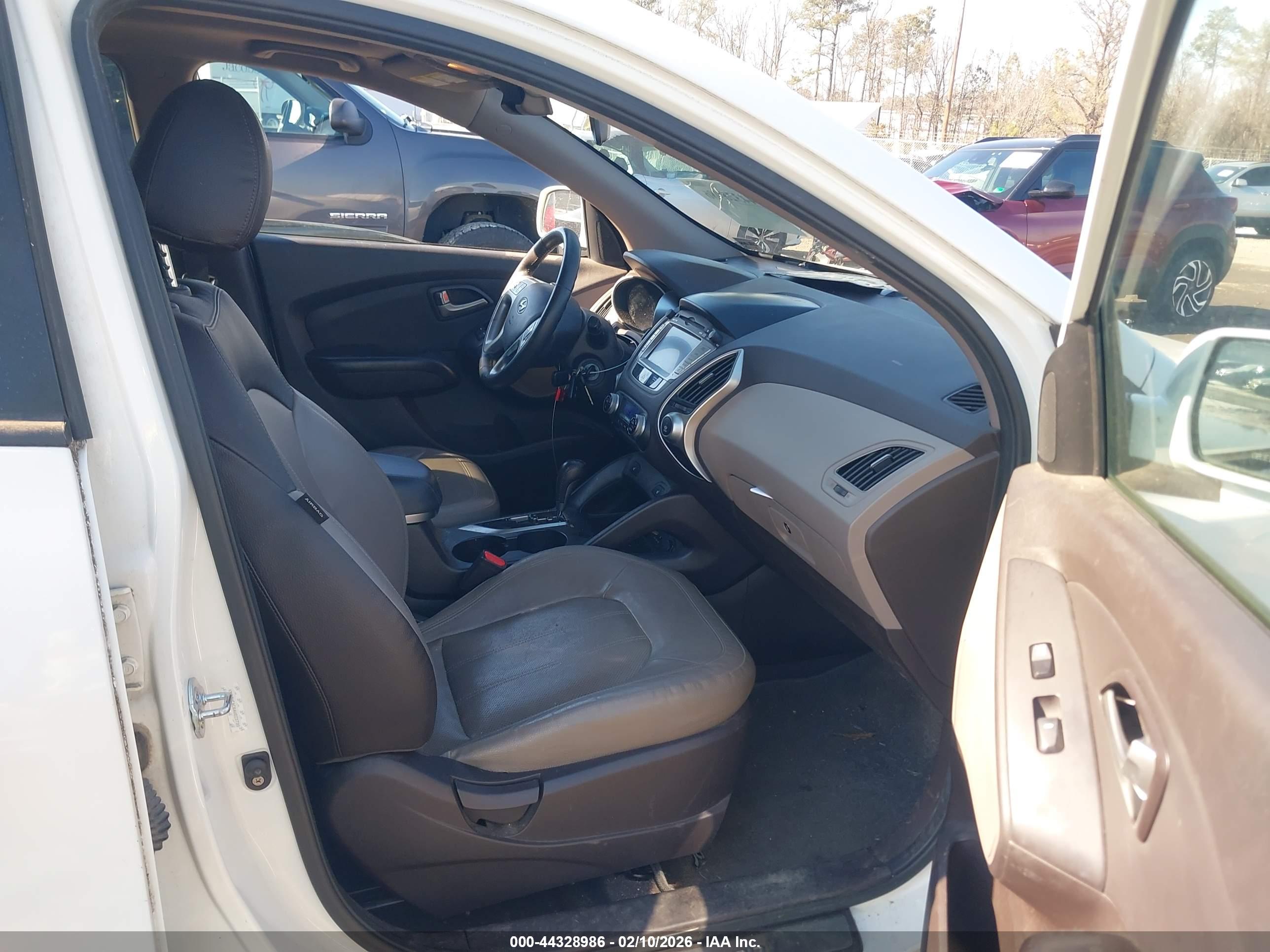 HYUNDAI TUCSON image 5