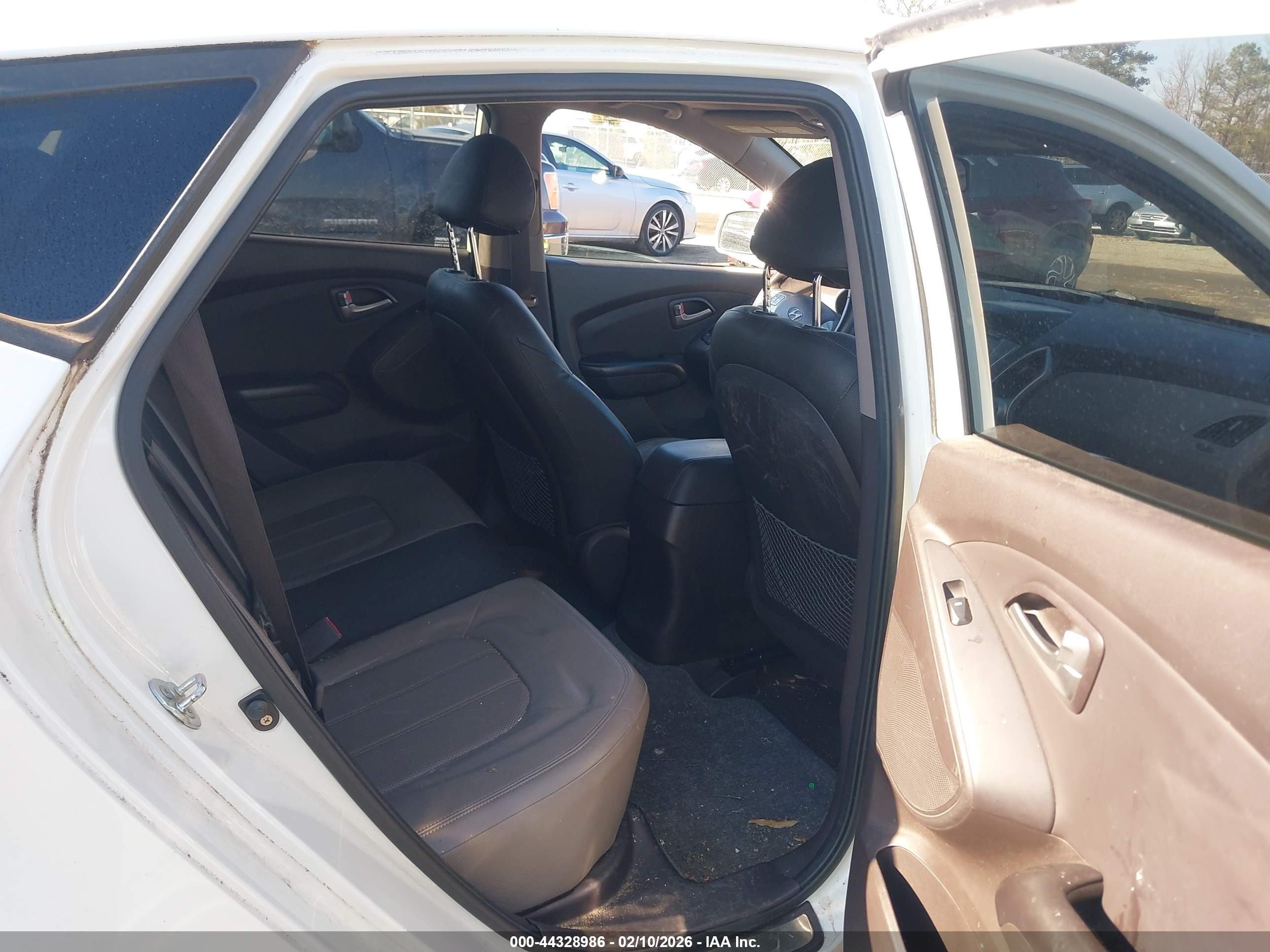 HYUNDAI TUCSON image 8