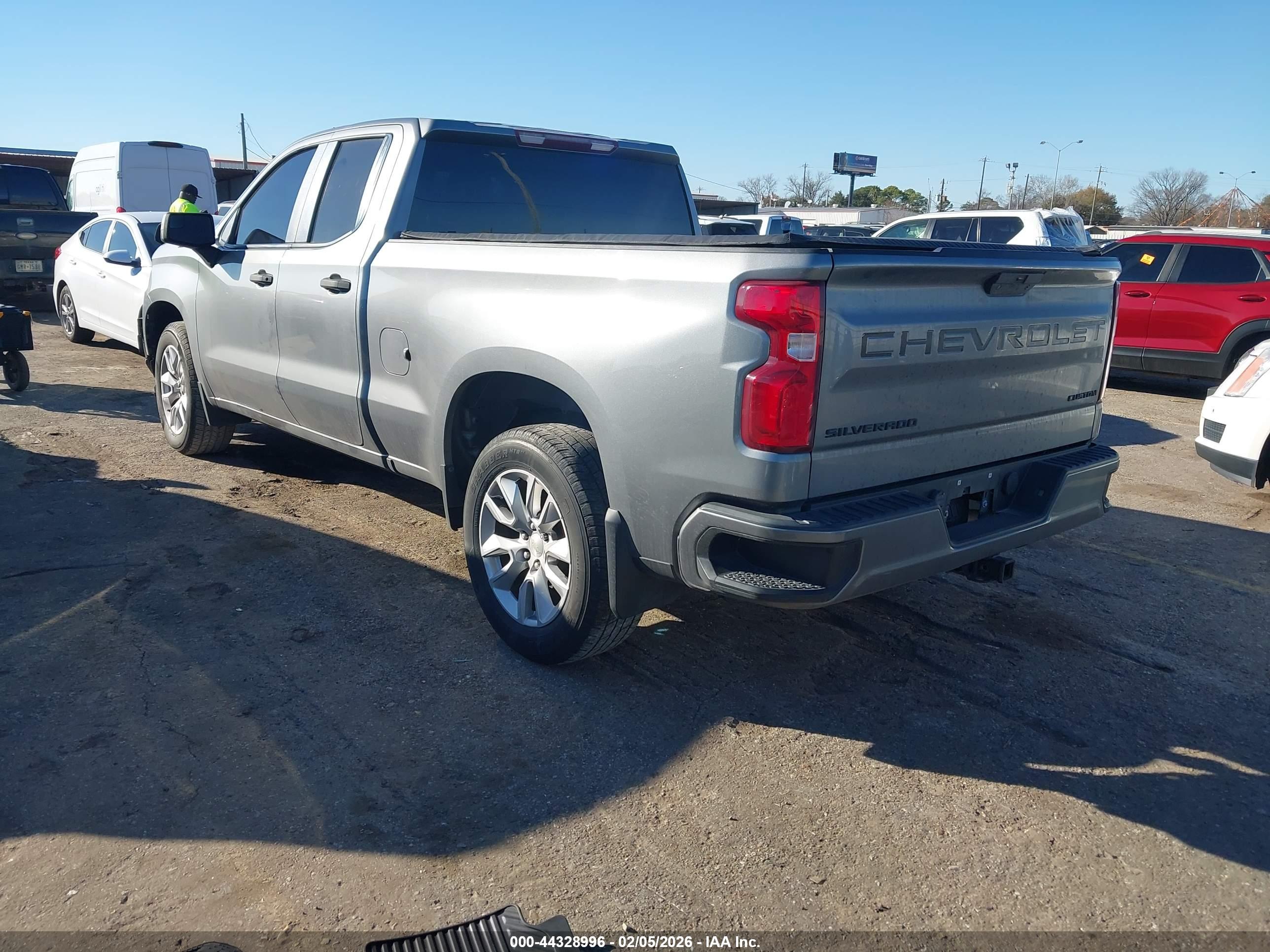 CHEVROLET SILVERADO image 3