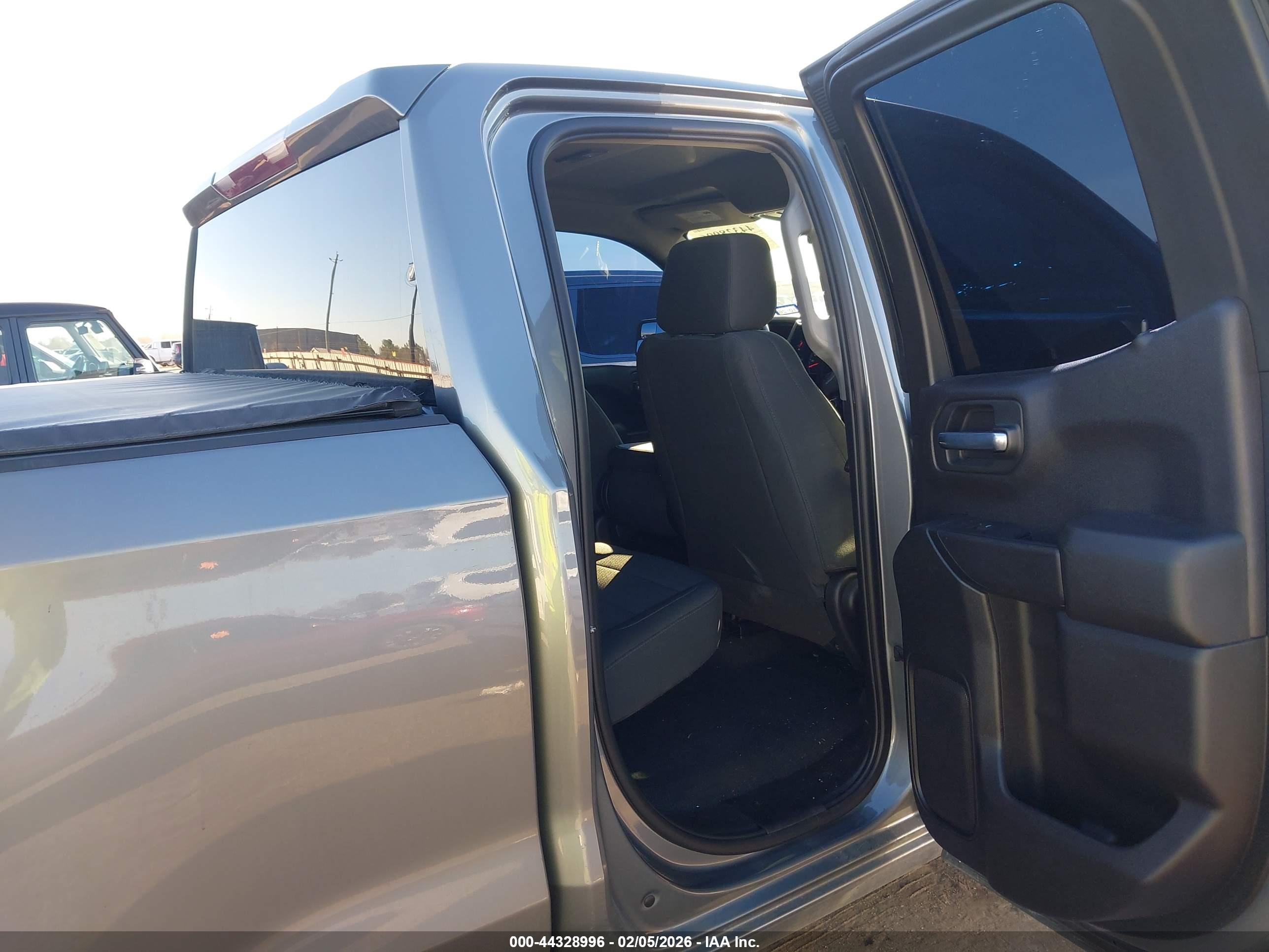 CHEVROLET SILVERADO image 8