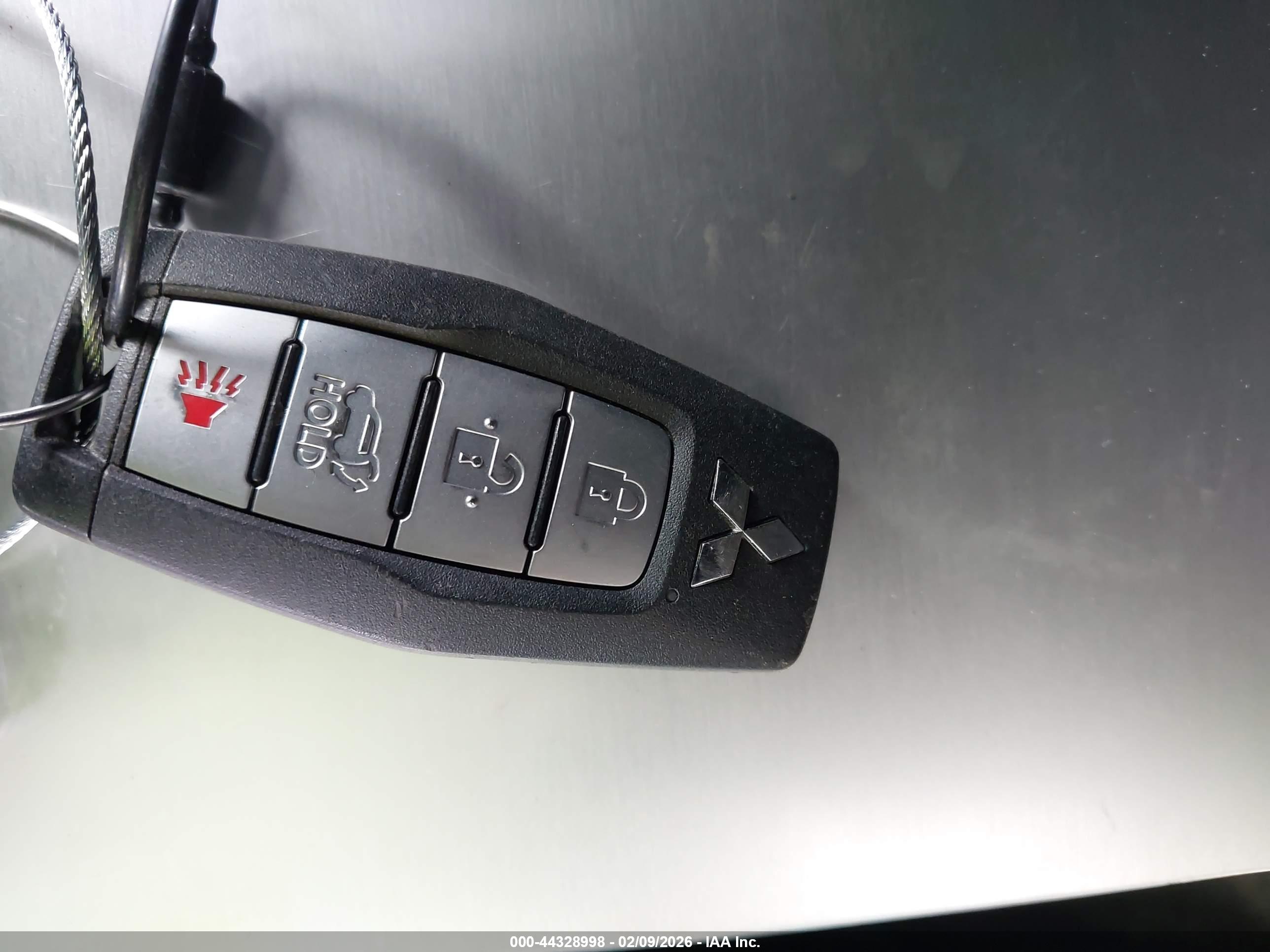 MITSUBISHI OUTLANDER image 11