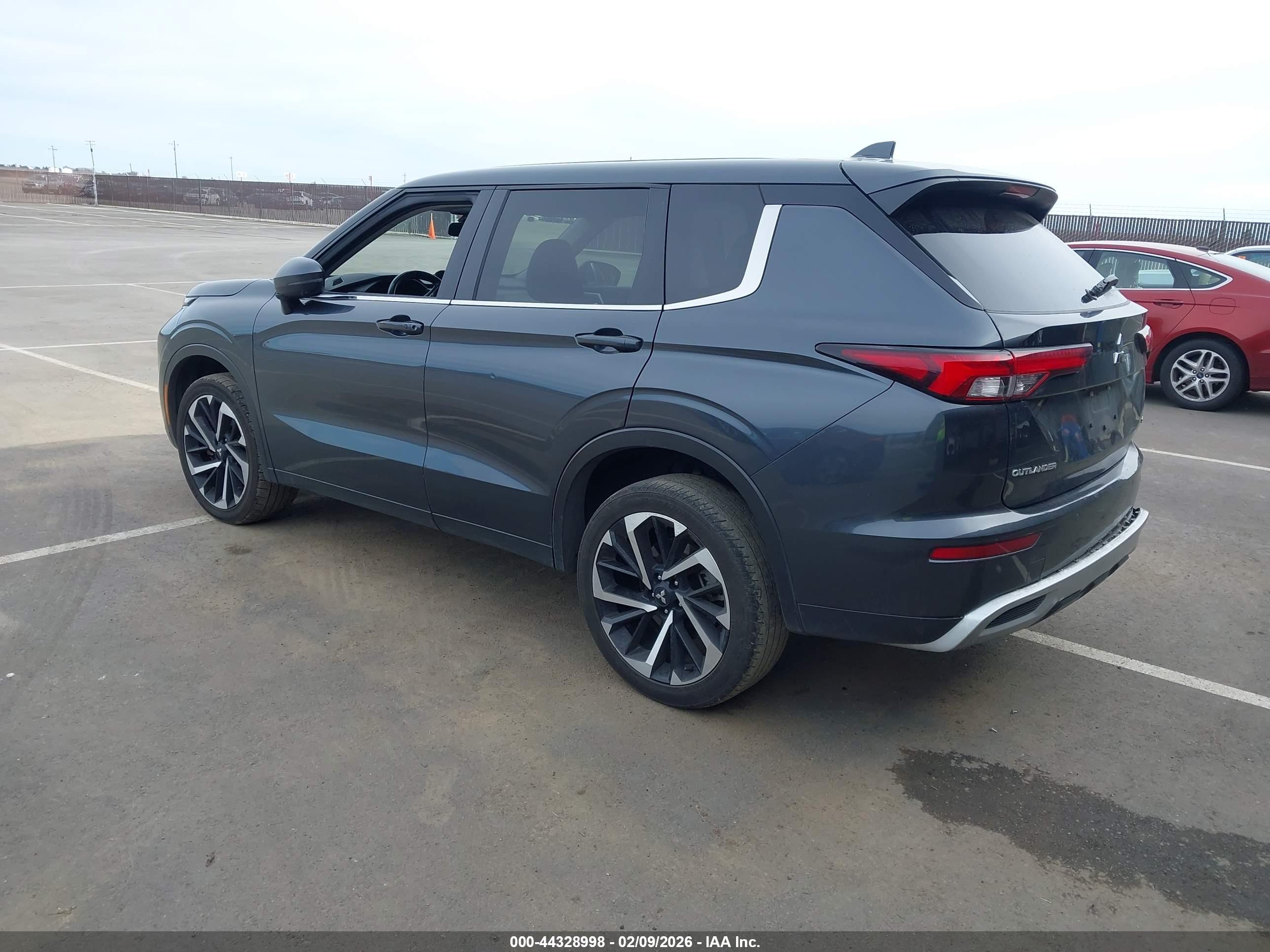 MITSUBISHI OUTLANDER image 3