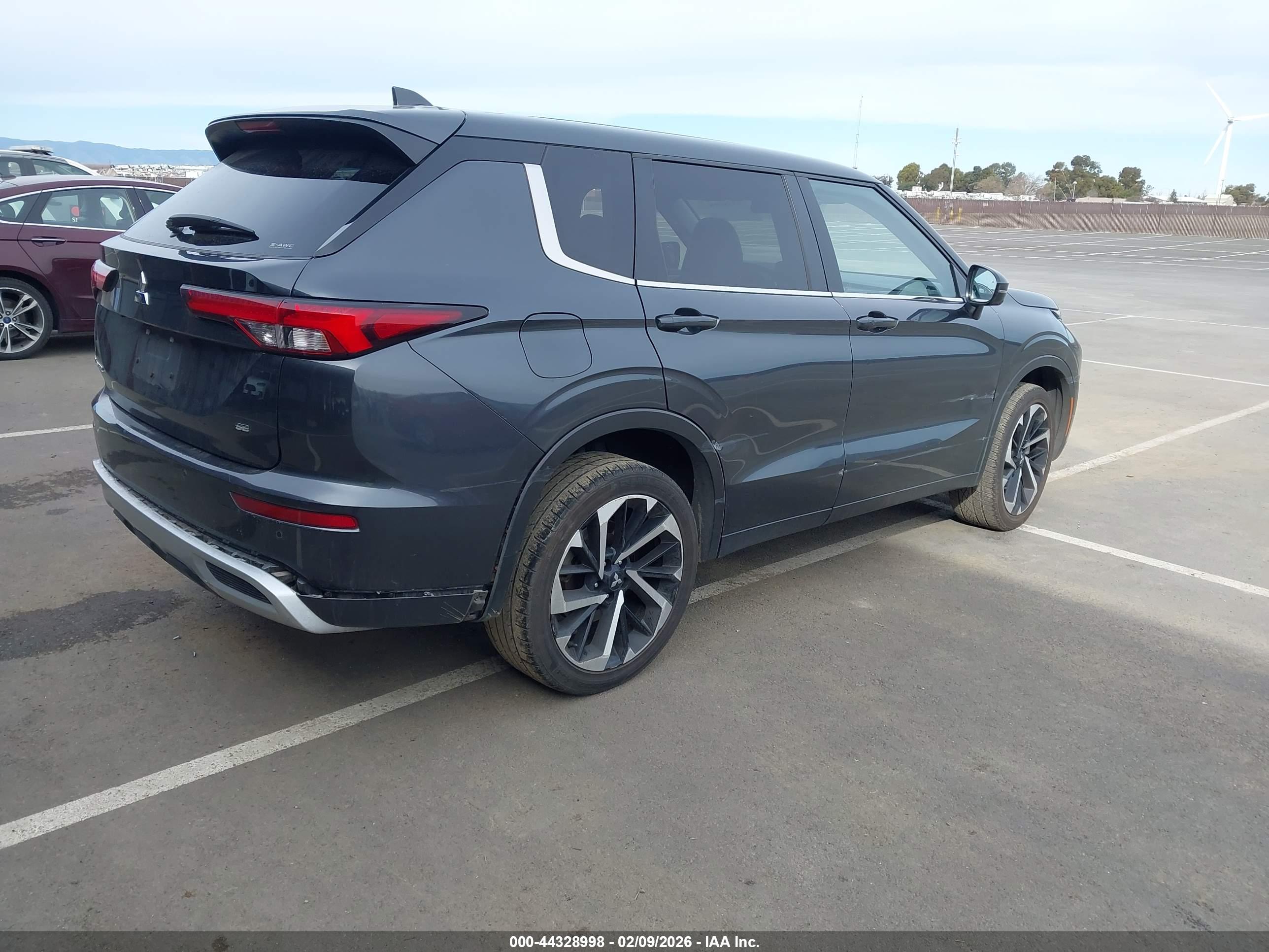 MITSUBISHI OUTLANDER image 4