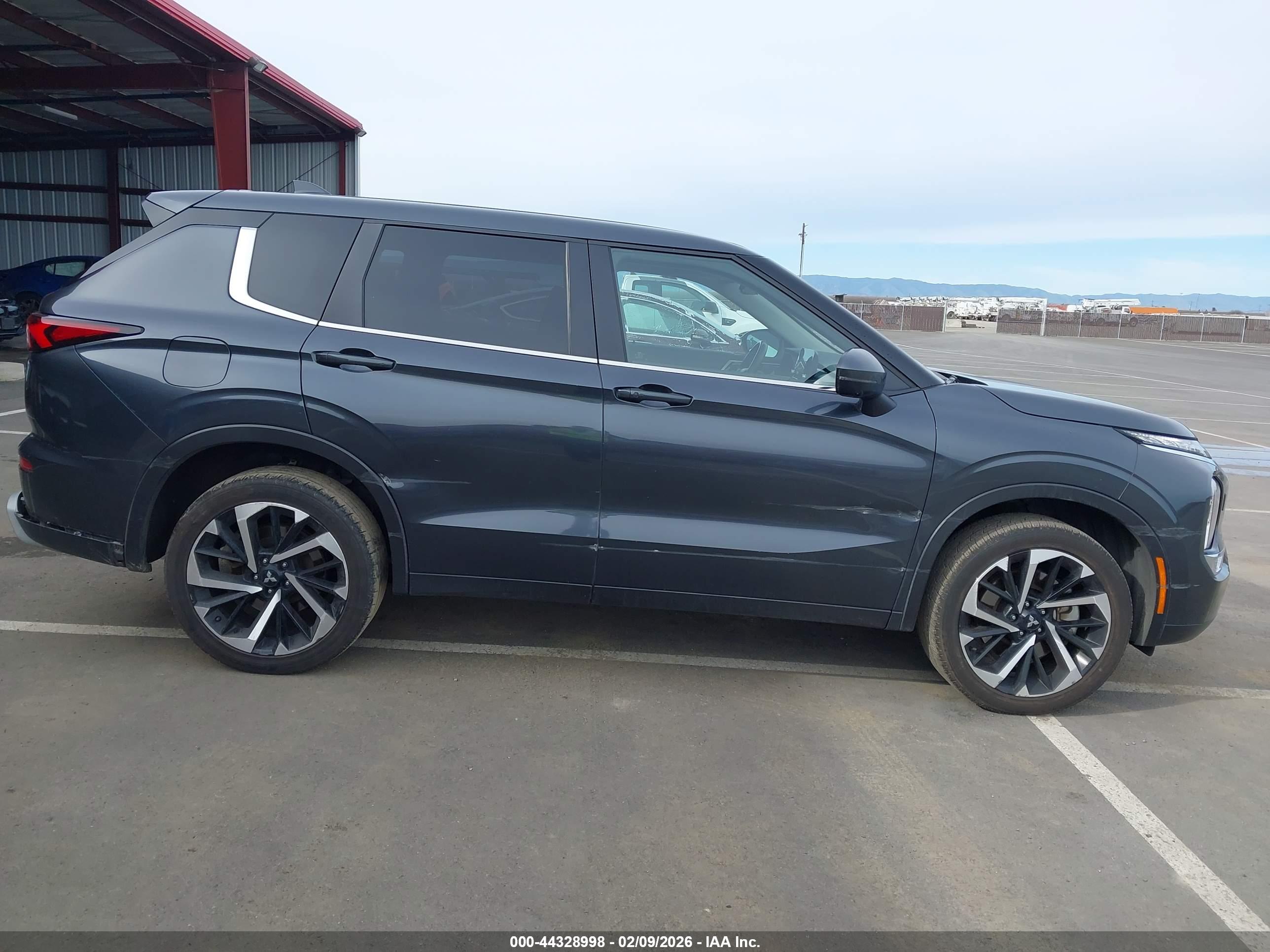 MITSUBISHI OUTLANDER image 6